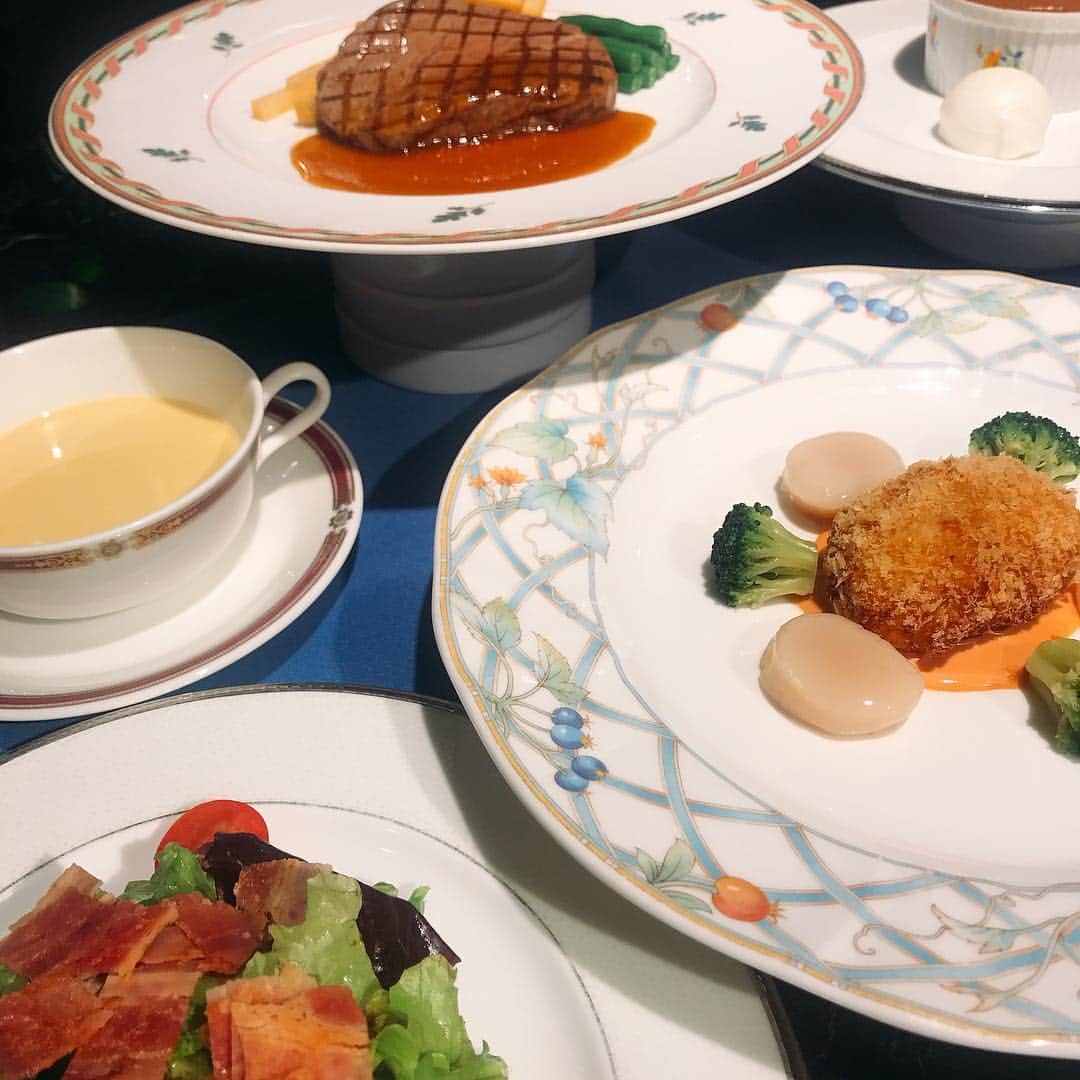 のインスタグラム：「♥ ￣￣￣￣￣￣￣￣￣￣ @hotelmontereyyokohama.bridal をフォローしてね＊*. . お子様用フルコースメニュー✨ 贅沢✨ . . ◆ホテルモントレ公式HPはこちら* ‪https://www.monterey-wedding.jp‬ . #モントレ #モントレ花婿 #dressy花嫁 #プレ花嫁 #marry花嫁 #卒花 #marryxoxo #wedding #weddingceremony #weddingreception #weddingparty #weddingdress #yokohama #日本中のプレ花嫁さんと繋がりたい #結婚式 #パーティー #披露宴 #ホテルウェディング #ウェディングドレス #横浜#モントレ横浜 #横浜花嫁 #みなとみらい#令和婚  #ブライダルフェア #お子様ランチ#美味しそう」