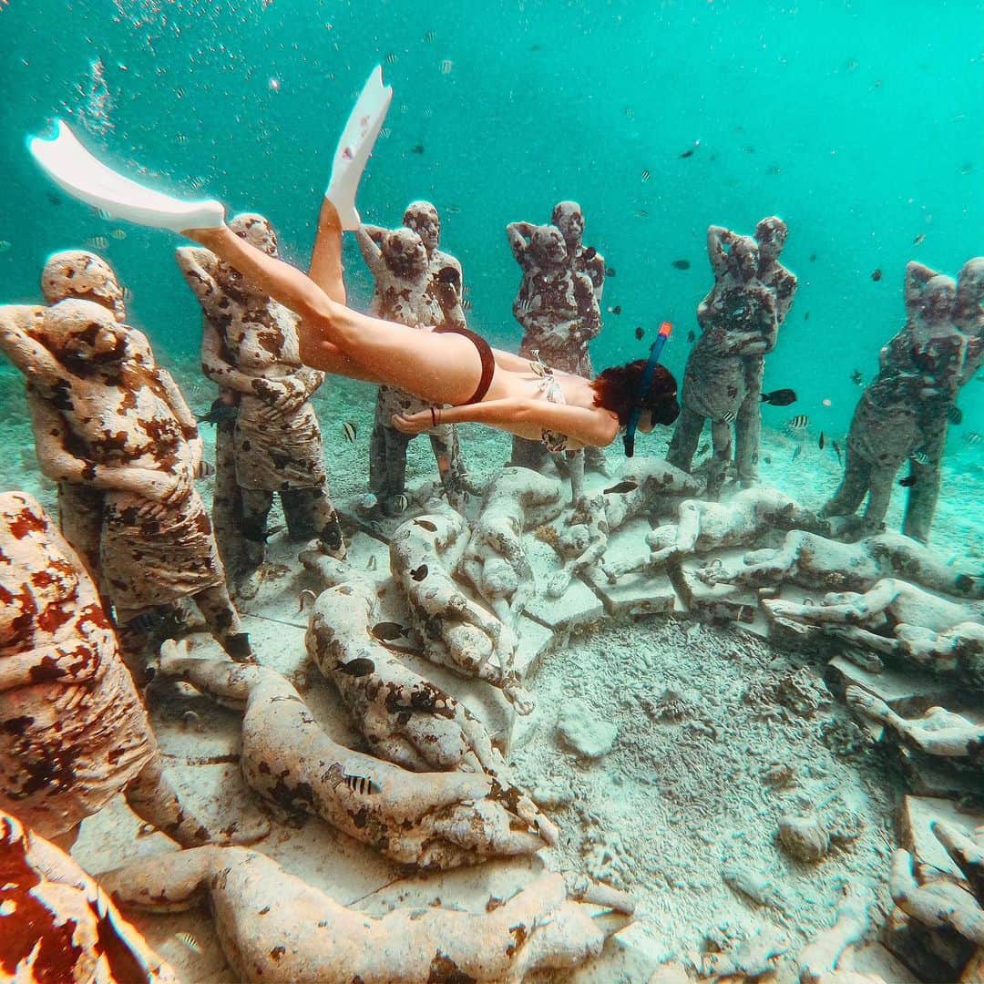 wacameraのインスタグラム：「We went to Gili island. I really wanted to take a picture kind of like this.  アナをモデルにこれを撮りたくて、目も鼻も耳も海水を入れながら頑張って撮った。念願、叶ってとっても幸せ♥️」