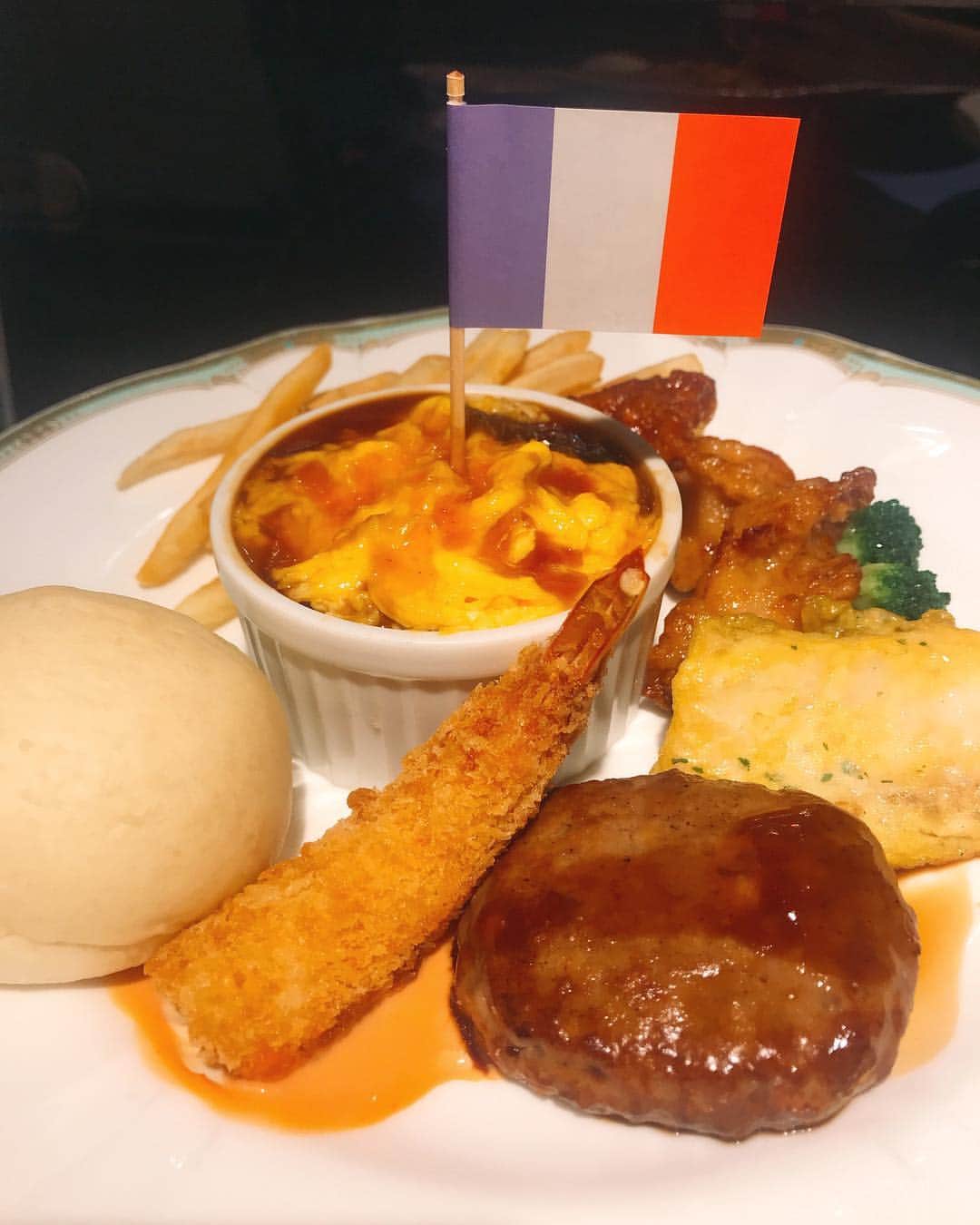 のインスタグラム：「♥ ￣￣￣￣￣￣￣￣￣￣ @hotelmontereyyokohama.bridal をフォローしてね＊*. . お子様ランチ✨美味しそう . . ◆ホテルモントレ公式HPはこちら* ‪https://www.monterey-wedding.jp‬ . #モントレ #モントレ花婿 #dressy花嫁 #プレ花嫁 #marry花嫁 #卒花 #marryxoxo #wedding #weddingceremony #weddingreception #weddingparty #weddingdress #yokohama #日本中のプレ花嫁さんと繋がりたい #結婚式 #パーティー #披露宴 #ホテルウェディング #ウェディングドレス #横浜#モントレ横浜 #横浜花嫁 #みなとみらい#令和婚  #ブライダルフェア #キッズ#お子様ランチ」