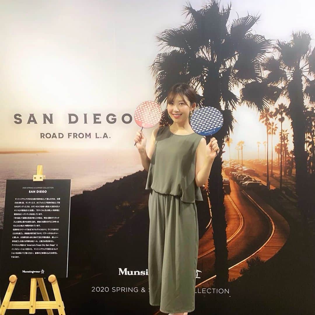 のインスタグラム：「マンシングウェア 展示会へ行ってきました⛳️✨ 来年のテーマはSAN DIEGO✨大人っぽくて可愛いかった〜(๑˃̵ᴗ˂̵)💗 来年もゴルフするのがたのしみになりました♡ うちわは銀座旗艦店のノベルティです✨2枚目もみてね😊 QRコードで銀座旗艦店ページに飛べるので、是非チェックしてみてください🐰💗 #マンシングウェア #ゴルフウェア #ゴルフファッション #展示会 #ゴルフ女子 #sandiego  #qrコード  #ゴルフコーデ #ゴルファー #デサント #golf #golffashion  #golfwear  #munsingwear  #instagolf  #golfstagram #golfer #instagolfer #高尔夫球 #골프 #골프웨어」