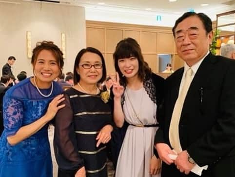 平野 早矢香さんのインスタグラム写真 - (平野 早矢香Instagram)「仙台育英の後輩でもあり、世界卓球を一緒に戦った仲間でもある、大好きないっしーこと石垣優香ちゃんの結婚式💒本当に心優しいいっしーらしい、素敵な結婚式でした✨✨ いっしーとの思い出はたくさんありますが、やっぱり2014年の世界卓球東京大会が一番かなぁ😌 あの時は愛ちゃんが急遽欠場して、チームの危機的状況を救ってくれたのがいっしーでした👊 笠原くん、いっしーのことを世界で一番幸せな奥さんにしてあげてくださいね💕 本当におめでとう🎊🎉㊗️ #結婚式  #笠原弘光  #石垣優香  #素敵な披露宴でした  #ドレスも素敵  #卓球選手大集合  #盛り上がりました  #ブーケトス  #全力で取りに行きますw  #風向きを考えて位置どり  #結果全然違う方向に  #残念無念w  #仙台育英メンバー  #大岡監督と多津子先生も  #ナショナルチームメンバーも  #二次会は  #ミニ卓球台  #カットもできるいっしー  #夫婦共演にほのぼの  #本当におめでとう㊗️」7月29日 23時05分 - sayakahirano0324