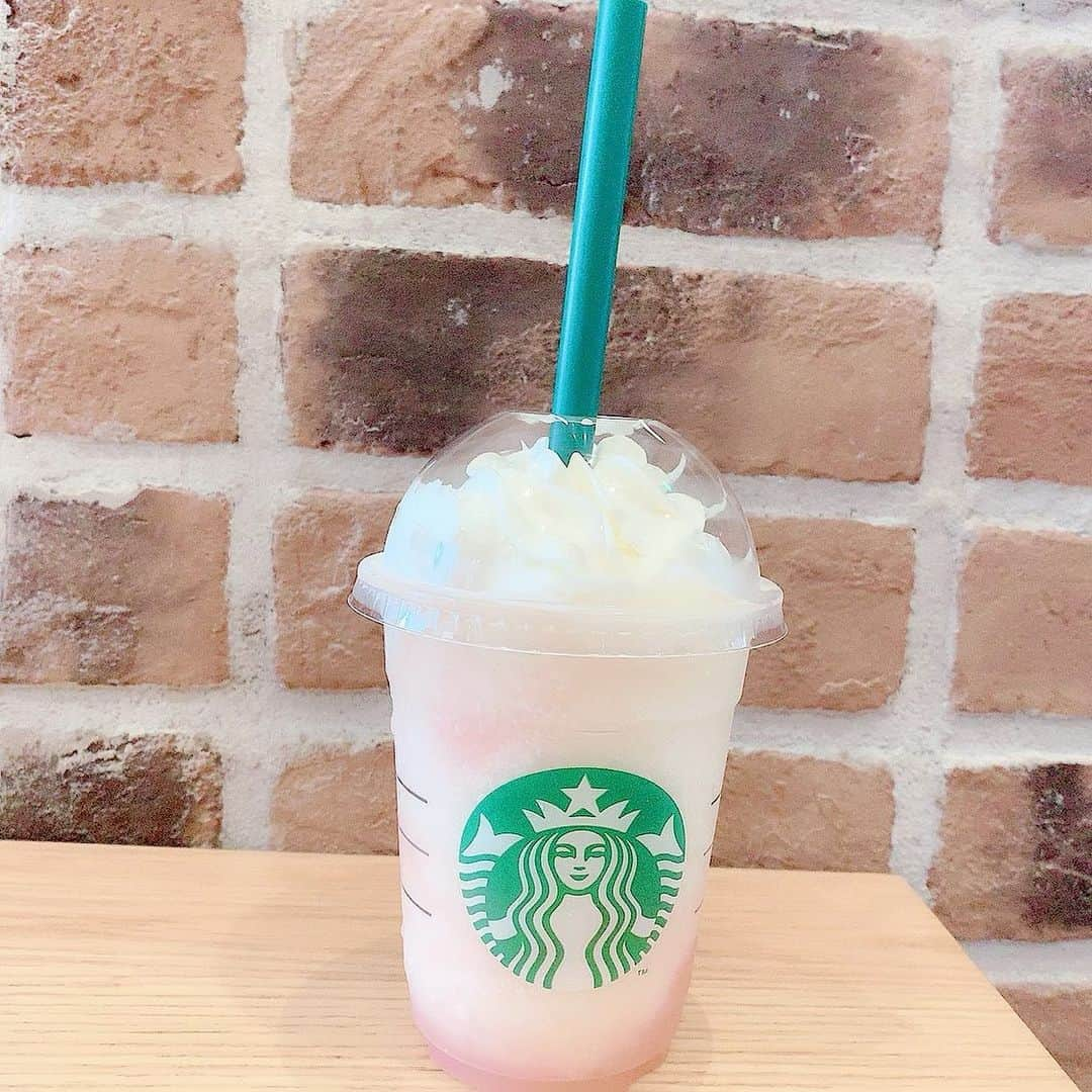 北村真姫さんのインスタグラム写真 - (北村真姫Instagram)「「スタバ🍑」﻿ ﻿ スタバの新作は必ず飲む。﻿ 桃も甘くて美味しかった！﻿ 苺🍓なみだったなーん\\(◡̈)/♥︎﻿ ﻿ 私の中のいちばんはやはり苺！！﻿ ﻿ 最近写真が過激って言われるから、﻿ 露出控えようかと（笑）（笑）﻿ ﻿ みんなに全部脱がないでねって﻿ 心配される。それはしませぬ。。﻿ ﻿ 皆さんはどっちがみたいかし？？？🤔﻿ ﻿ ﻿ #スタバ #スタバ新作 #新作 #桃 #ピーチオンザビーチフラペチーノ #SA #美味しい #甘い #まきてぃ #北村真姫 #過激 #フォロー #follow」7月29日 22時58分 - kitamura__maki