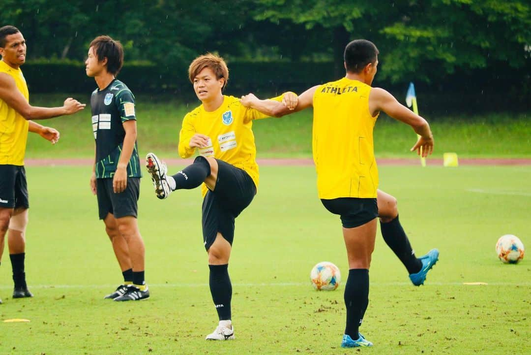 栃木SCさんのインスタグラム写真 - (栃木SCInstagram)「． ＼ #TRAINING ⚽️ 2019.07.29 ／ トレーニングの合間の二人組のストレッチ🙌 ． ． #大﨑淳矢 #瀬川和樹 #栃木SC #tochigisc #jleague #Jリーグ #jリーグ好きな人と繋がりたい #広報カメラ #宇都宮市 #河内総合運動公園 #⚽️ #宇都宮 #instalike #instadaily #photo #follow #fight #サッカ」7月29日 22時58分 - tochigisc_official