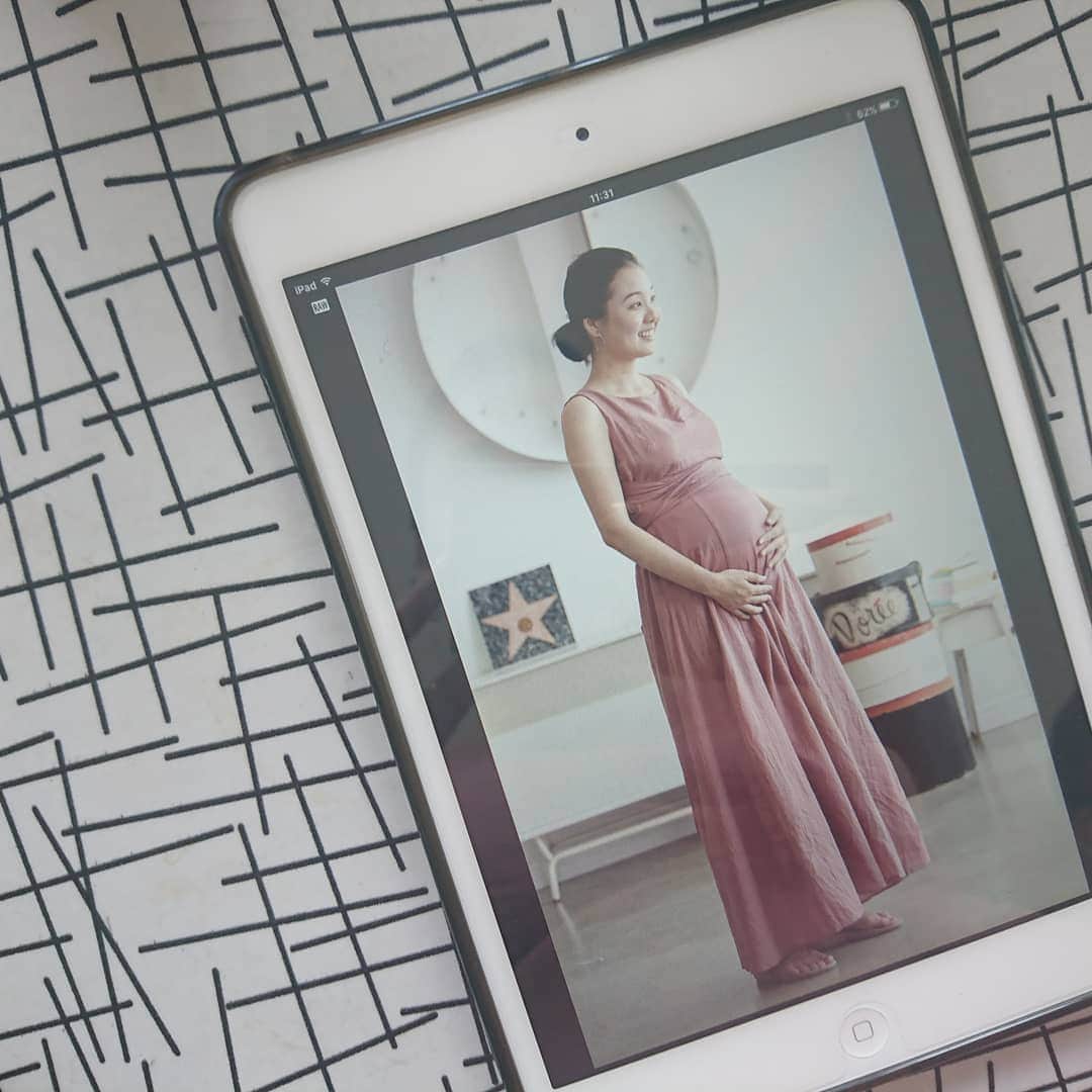 のインスタグラム：「. . ✒妊婦日記✒ . ◯マタニティフォト . ストーリーでマタニティフォトどこで撮りましたか？とチラホラ頂いたのですが、 . 仕事の撮影合間(モデルさんのヘアメイク待ち中)にカメラマンさんが撮ってくださいました😂 . 二人目にして、きちんとしたマタニティフォト。 . お腹、ぐぐっと出て来て色んな人に大きいって言われます。 . 娘のときは、あんなにお腹出なかったのにな。息子はグラムも大きめ。 . …産んだ瞬間、下半身が壊れないか心配です。笑 . ワンピースは、 @uemura_a さんが着ていたのをまねっこ。 . これが、胸パットの柔らかさもウエストのゴム切り替えもとにかく優しくて、毎日着たいくらいストレスフリー！ . すべての妊婦さんにおすすめしたいです。 . #マタニティフォト #妊婦日記 #体重管理 #妊婦飯 #マタニティコーデ #妊娠９ヶ月 #姉弟 #姉弟予定 #二児ママ #女の子ママ #つわり #悪阻 #妊婦コーデ #マタニティライフ」