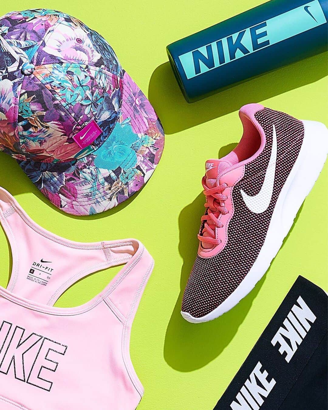 ロック&リパブリックのインスタグラム：「Take your post-workout selfies to the next level. Tap to take 25% off select Nike styles at #Kohls. #mondaymotivation」