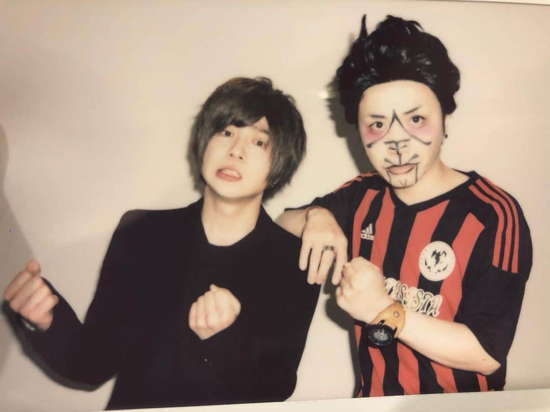 のインスタグラム：「2017年７月に初回を迎えたハイ3。 番組開始当初はNAOKI君と2人で168を盛り上げるための番組！というコンセプトでした。 なおちゃんとこんなにコンビネーションが噛み合うとは思わなかった。 自分とはタイプの違う、とっても男らしく優しく純粋な人。NAOKI君と同じ現場になるとみんな彼を好きになる、周りを明るく包み込む太陽のような人です。彼がいるだけで僕は凄く安定してしまうからどうも依存してしまう。彼のベースプレイも大好き。「ヒョンな…」シリーズでイベントは控えていますが、一先ずお疲れ様でした！ いつか番組ヴォル2できたらいいね！ #向日葵 #naoki #銭ゲバ」