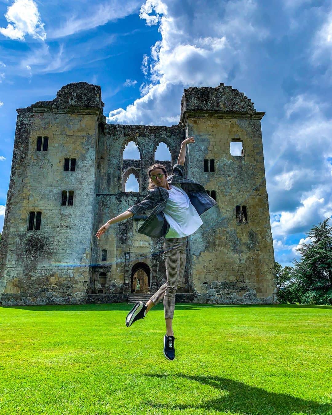 マリア・コーレワさんのインスタグラム写真 - (マリア・コーレワInstagram)「Leaving the United Kingdom today feeling so elated... 🙏🏻 It’s a pity I was there only for 4 days but I’m so happy we still managed to walk around the beautiful countryside in Wiltshire and even visit London for quick 4 hours! 😱 I already desperately want to go back for longer to explore this fantastic country full of artistry and inspiration! 💗 I’m so so so grateful for the opportunities I get! To travel around the world dancing my favorite ballets, to visit breathtaking places, to meet marvelous people - DREAM!.. these photos are from the incredible location - Wardour Castle in Wiltshire 🏰 So impressive even though it’s ruined now! We were imagining how beautiful it looked back when it was built and what people lived in it! 😍 And the most amazing thing is that this castle is literally in the middle of a field with nothing around it - just pure nature! 🌳  Photos of me taken by the best photographer @_xander 😘 Thank you England, I want to come back soon!!!!! ☀️ #mariakhoreva」7月29日 23時12分 - marachok