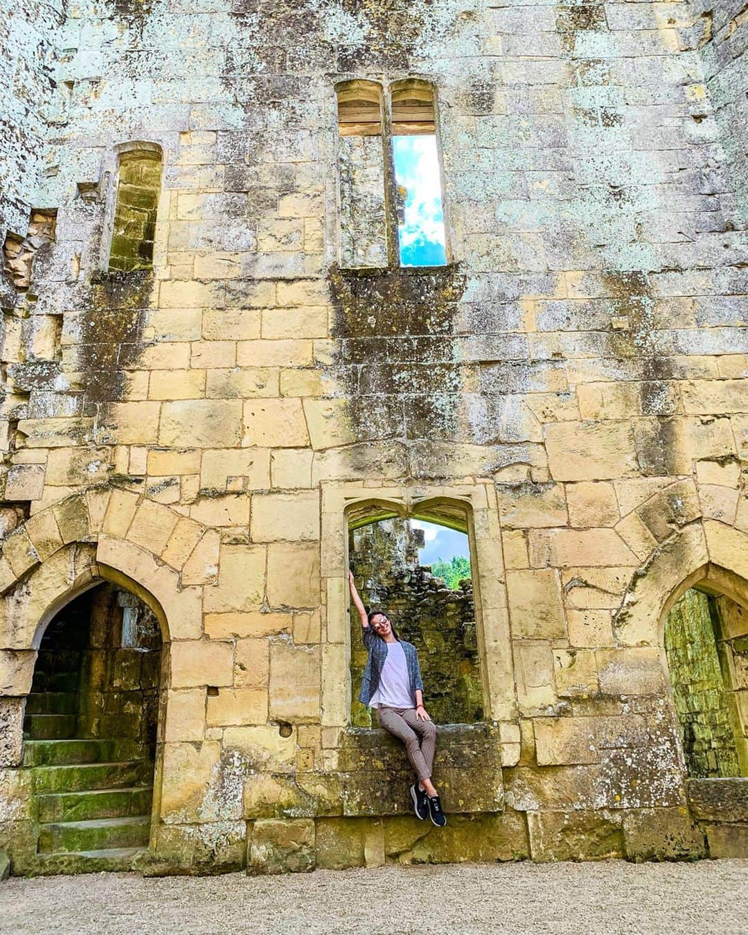 マリア・コーレワさんのインスタグラム写真 - (マリア・コーレワInstagram)「Leaving the United Kingdom today feeling so elated... 🙏🏻 It’s a pity I was there only for 4 days but I’m so happy we still managed to walk around the beautiful countryside in Wiltshire and even visit London for quick 4 hours! 😱 I already desperately want to go back for longer to explore this fantastic country full of artistry and inspiration! 💗 I’m so so so grateful for the opportunities I get! To travel around the world dancing my favorite ballets, to visit breathtaking places, to meet marvelous people - DREAM!.. these photos are from the incredible location - Wardour Castle in Wiltshire 🏰 So impressive even though it’s ruined now! We were imagining how beautiful it looked back when it was built and what people lived in it! 😍 And the most amazing thing is that this castle is literally in the middle of a field with nothing around it - just pure nature! 🌳  Photos of me taken by the best photographer @_xander 😘 Thank you England, I want to come back soon!!!!! ☀️ #mariakhoreva」7月29日 23時12分 - marachok