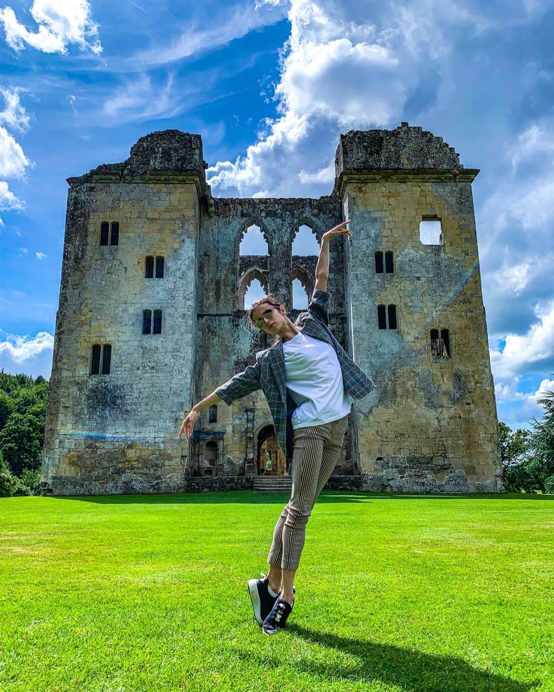 マリア・コーレワさんのインスタグラム写真 - (マリア・コーレワInstagram)「Leaving the United Kingdom today feeling so elated... 🙏🏻 It’s a pity I was there only for 4 days but I’m so happy we still managed to walk around the beautiful countryside in Wiltshire and even visit London for quick 4 hours! 😱 I already desperately want to go back for longer to explore this fantastic country full of artistry and inspiration! 💗 I’m so so so grateful for the opportunities I get! To travel around the world dancing my favorite ballets, to visit breathtaking places, to meet marvelous people - DREAM!.. these photos are from the incredible location - Wardour Castle in Wiltshire 🏰 So impressive even though it’s ruined now! We were imagining how beautiful it looked back when it was built and what people lived in it! 😍 And the most amazing thing is that this castle is literally in the middle of a field with nothing around it - just pure nature! 🌳  Photos of me taken by the best photographer @_xander 😘 Thank you England, I want to come back soon!!!!! ☀️ #mariakhoreva」7月29日 23時12分 - marachok