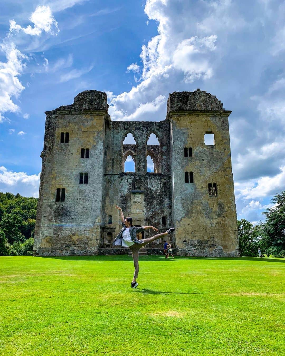 マリア・コーレワさんのインスタグラム写真 - (マリア・コーレワInstagram)「Leaving the United Kingdom today feeling so elated... 🙏🏻 It’s a pity I was there only for 4 days but I’m so happy we still managed to walk around the beautiful countryside in Wiltshire and even visit London for quick 4 hours! 😱 I already desperately want to go back for longer to explore this fantastic country full of artistry and inspiration! 💗 I’m so so so grateful for the opportunities I get! To travel around the world dancing my favorite ballets, to visit breathtaking places, to meet marvelous people - DREAM!.. these photos are from the incredible location - Wardour Castle in Wiltshire 🏰 So impressive even though it’s ruined now! We were imagining how beautiful it looked back when it was built and what people lived in it! 😍 And the most amazing thing is that this castle is literally in the middle of a field with nothing around it - just pure nature! 🌳  Photos of me taken by the best photographer @_xander 😘 Thank you England, I want to come back soon!!!!! ☀️ #mariakhoreva」7月29日 23時12分 - marachok