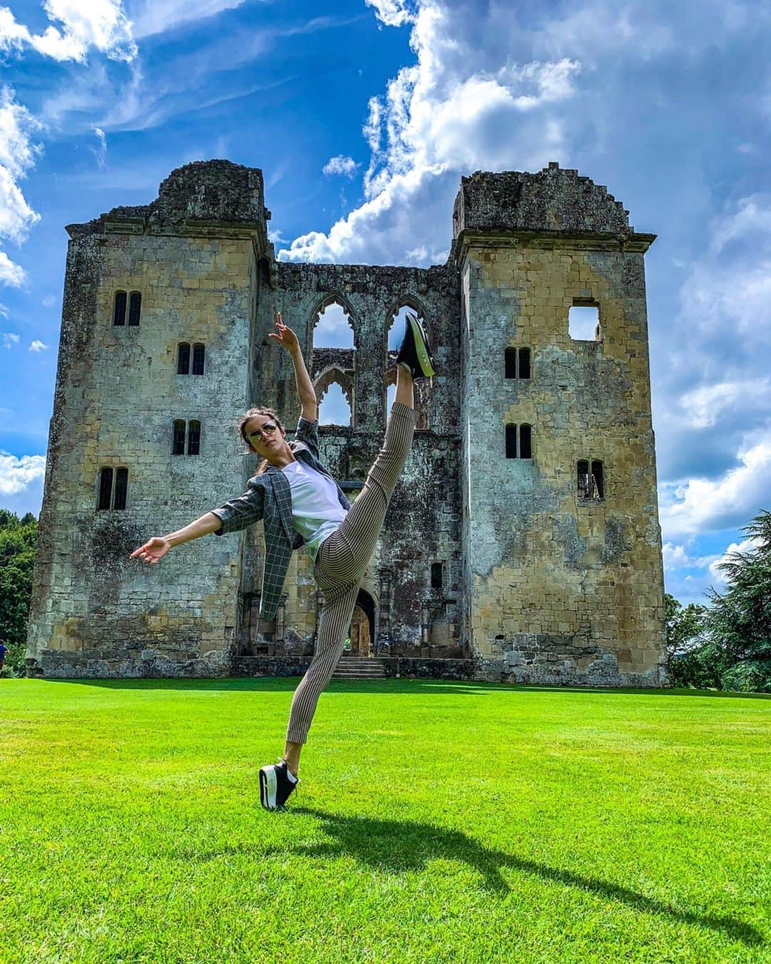 マリア・コーレワさんのインスタグラム写真 - (マリア・コーレワInstagram)「Leaving the United Kingdom today feeling so elated... 🙏🏻 It’s a pity I was there only for 4 days but I’m so happy we still managed to walk around the beautiful countryside in Wiltshire and even visit London for quick 4 hours! 😱 I already desperately want to go back for longer to explore this fantastic country full of artistry and inspiration! 💗 I’m so so so grateful for the opportunities I get! To travel around the world dancing my favorite ballets, to visit breathtaking places, to meet marvelous people - DREAM!.. these photos are from the incredible location - Wardour Castle in Wiltshire 🏰 So impressive even though it’s ruined now! We were imagining how beautiful it looked back when it was built and what people lived in it! 😍 And the most amazing thing is that this castle is literally in the middle of a field with nothing around it - just pure nature! 🌳  Photos of me taken by the best photographer @_xander 😘 Thank you England, I want to come back soon!!!!! ☀️ #mariakhoreva」7月29日 23時12分 - marachok
