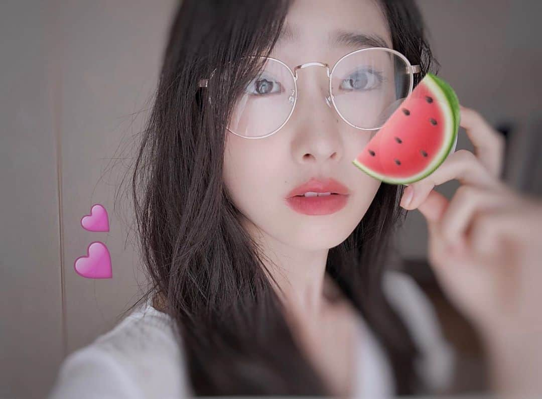 髙橋ひかるさんのインスタグラム写真 - (髙橋ひかるInstagram)「. 🍉💕 夏は#スイカ が美味しくて幸せです スイカはお好きですか？」7月29日 23時23分 - hikaru_takahashi_official