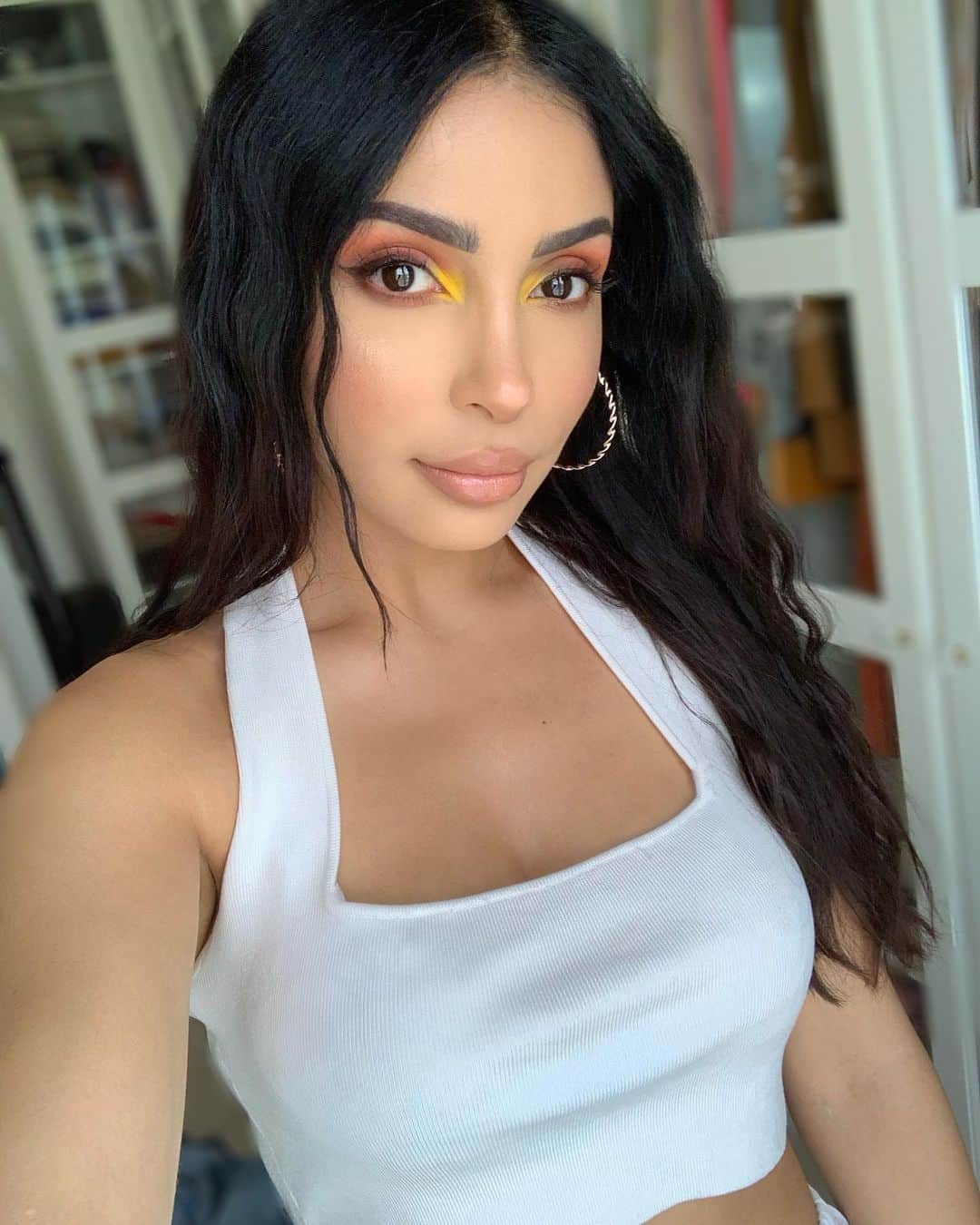 sananasのインスタグラム：「🐥Yellow corner is always a good idea ✨ Ce make up que vous attendiez tant est en ligne sur ma ma chaîne et est hyper simple à faire 😉 Vous aimez ? Qui ose la couleur en été ? 😃  Le lien est dans la bio ! 💚 Palette @anastasiabeverlyhills x Alyssa Edwards Crayon lèvres @maccosmeticsfrance « Oak » Rouge à lèvres @TooFaced « Strip Search » (Pour le reste il faut aller voir ma vidéo car une grande flemme s’empare de moi là 😂) . #YellowMakeup #MaquillageJaune #YellowInnerCorner #NewTutorial #MakeUp #LinkInBio」