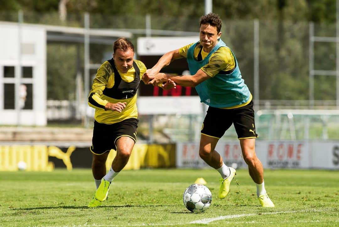 ボルシア・ドルトムントさんのインスタグラム写真 - (ボルシア・ドルトムントInstagram)「💪 Tackling action. #bvb #borussiadortmund #dortmund #bvb #zweikampf #duel #tackling #trainingslager #badragaz」7月29日 23時16分 - bvb09