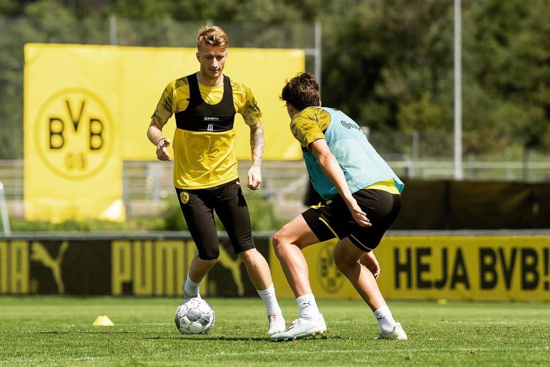 ボルシア・ドルトムントさんのインスタグラム写真 - (ボルシア・ドルトムントInstagram)「💪 Tackling action. #bvb #borussiadortmund #dortmund #bvb #zweikampf #duel #tackling #trainingslager #badragaz」7月29日 23時16分 - bvb09