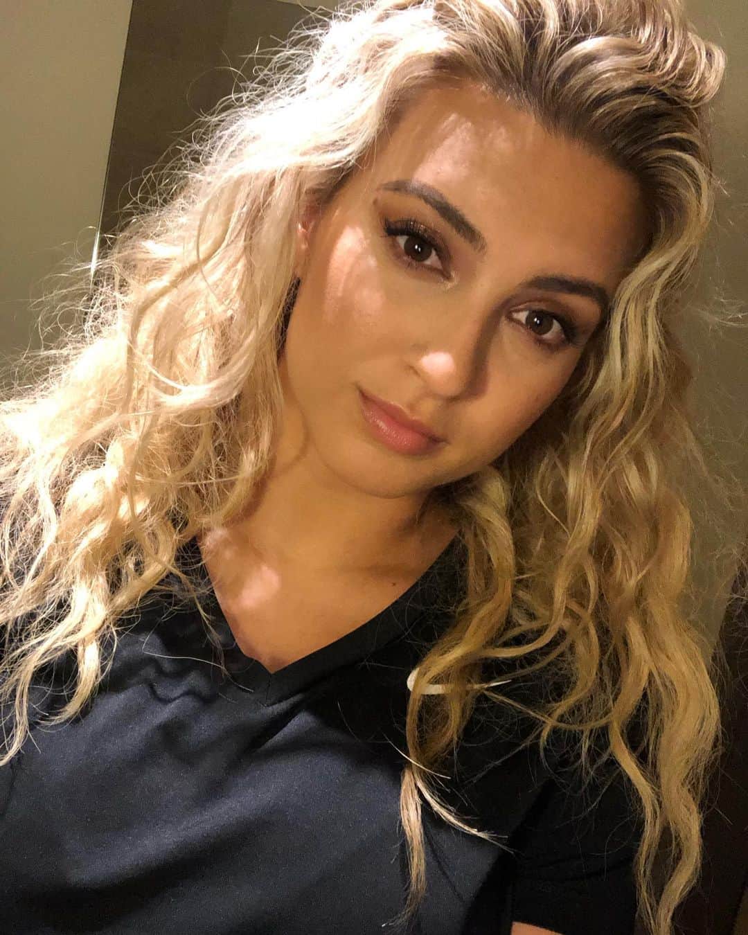 トーライ・ケリーのインスタグラム：「LONDON! see you tomorrow🥰🥰🥰」