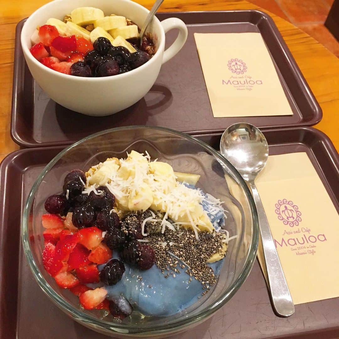 岡本麻佑のインスタグラム：「. ブルーマジックボウルだっけな！？青色のボウル🥣💙美味しかった😘açaíはもう安定😘#acaibowl#acai#hawaii#yummy#love#happy」