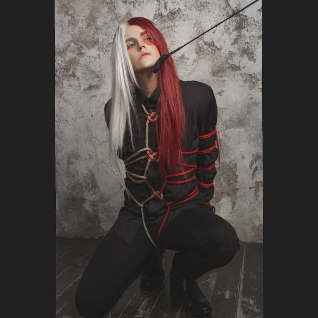 Gesha Petrovichさんのインスタグラム写真 - (Gesha PetrovichInstagram)「🎶🎶🎶🎶 Ph: @martartm Re: @fokken__greed Full photoshoot on Patreon  #todorokishouto 🔥❄️ #bnha #bokunoheroacademia #cosplay #bnhacosplay Wig by @geshacos」7月29日 23時26分 - petrovichgesha