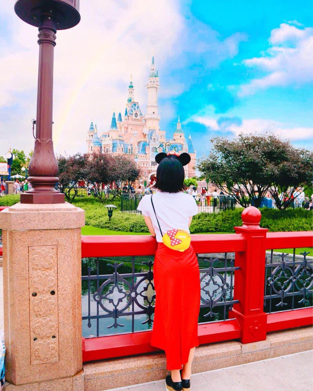 中島奈津希さんのインスタグラム写真 - (中島奈津希Instagram)「🐼🍥🏰❤️﻿ ﻿ ﻿ ﻿ ﻿ ﻿ ﻿ ﻿ ないと思ってたものが﻿ 見つかる瞬間って﻿ ﻿ ﻿ 、、、めちゃくちゃ嬉しいよね🥺❤️❤️←﻿ ﻿ ﻿ ﻿ ﻿ 最近だと、﻿ この#カチューシャ を見つけた時が﻿ 一番テンション上がったかもしれない🙄❤️﻿ ﻿ ﻿ ﻿ 上海で発売されてしばらく経ってたから﻿ もうないだろうなーとお店をウロウロしていたら﻿ 一角にちょこんと置いてあって﻿ 即買いしたの😍😍﻿ ﻿ ﻿ ﻿ THE上海って感じが好きだ🥺❤️🇨🇳﻿ ﻿ ﻿ ﻿ そういえば、﻿ 日本でも新しいカチューシャ発売されたよね？！🐭﻿ 何買おうかなー🙄💭❤️❤️❤️←﻿ ﻿ ﻿ ☁️☁️☁️☁️☁️☁️☁️☁️☁️☁️☁️☁️☁️☁️☁️☁️﻿ #disneysisters_jp ﻿ #上海ディズニーランド ﻿ #おなつ旅#おなつ旅in上海」7月29日 23時27分 - nakajima_natsuki