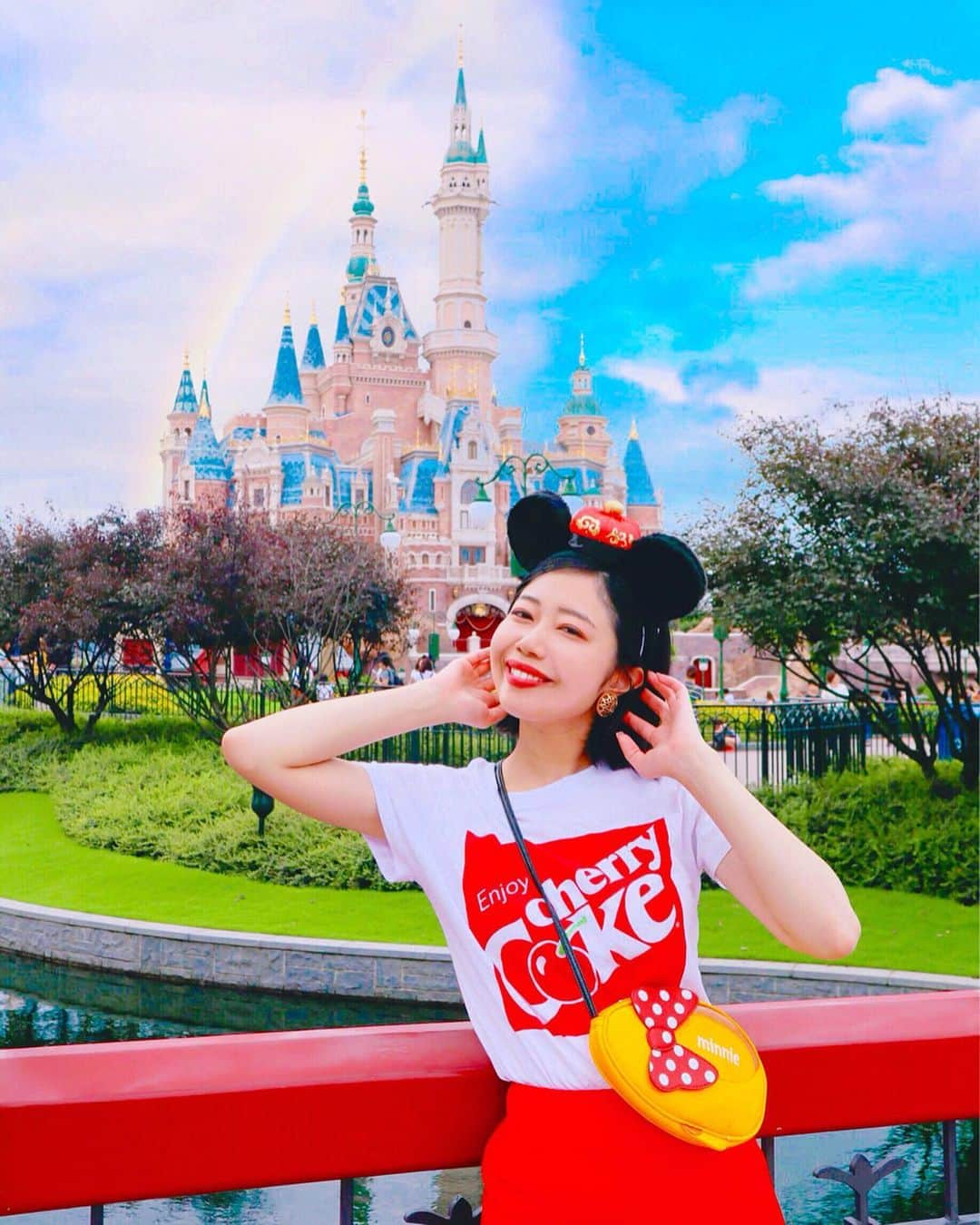 中島奈津希さんのインスタグラム写真 - (中島奈津希Instagram)「🐼🍥🏰❤️﻿ ﻿ ﻿ ﻿ ﻿ ﻿ ﻿ ﻿ ないと思ってたものが﻿ 見つかる瞬間って﻿ ﻿ ﻿ 、、、めちゃくちゃ嬉しいよね🥺❤️❤️←﻿ ﻿ ﻿ ﻿ ﻿ 最近だと、﻿ この#カチューシャ を見つけた時が﻿ 一番テンション上がったかもしれない🙄❤️﻿ ﻿ ﻿ ﻿ 上海で発売されてしばらく経ってたから﻿ もうないだろうなーとお店をウロウロしていたら﻿ 一角にちょこんと置いてあって﻿ 即買いしたの😍😍﻿ ﻿ ﻿ ﻿ THE上海って感じが好きだ🥺❤️🇨🇳﻿ ﻿ ﻿ ﻿ そういえば、﻿ 日本でも新しいカチューシャ発売されたよね？！🐭﻿ 何買おうかなー🙄💭❤️❤️❤️←﻿ ﻿ ﻿ ☁️☁️☁️☁️☁️☁️☁️☁️☁️☁️☁️☁️☁️☁️☁️☁️﻿ #disneysisters_jp ﻿ #上海ディズニーランド ﻿ #おなつ旅#おなつ旅in上海」7月29日 23時27分 - nakajima_natsuki