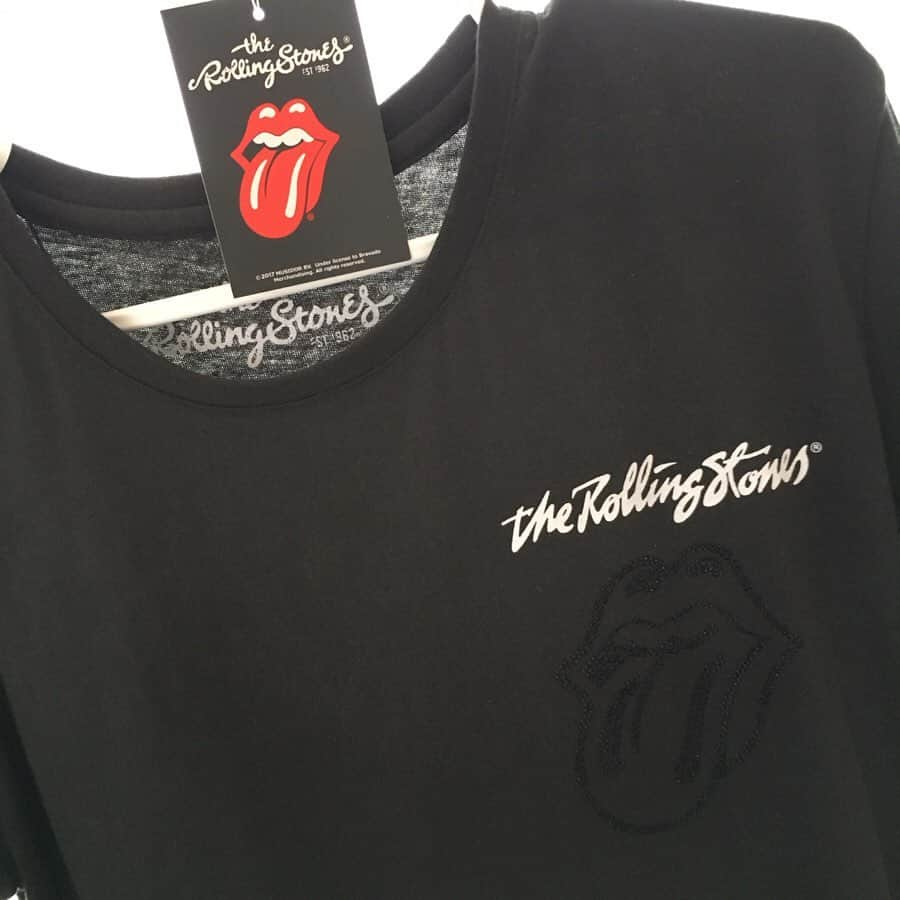 今村沙緒里さんのインスタグラム写真 - (今村沙緒里Instagram)「THE ROLLING STONES！！ サウナ、プール友達から 素敵すぎるプレゼントを❤︎❤︎ お互い、ロック好き。 しかもバッグはMISS YOU♬ ・ 腰が痛い…って言ってたから おすすめグッズをあげたら "超元気になった！！"って。 いろいろ、嬉しい。 毎日いろいろなことが起こります。 今日も感謝。明日も良い1日に🎸 おやすみなさい🌙 ・ My friend presented me.. STONES SPECIAL！！ Thanks👅❤️ ・ #therollingstones #music #tshirt #bag #missyou #thanks #음악 #록 #선물 #고마워요 #ローリングストーンズ #Tシャツ #かっこいい68歳 #健康大事 #いっぱい着よ #気持ちがうれしい #すき #ありがとう❤︎」7月29日 23時33分 - saorix13