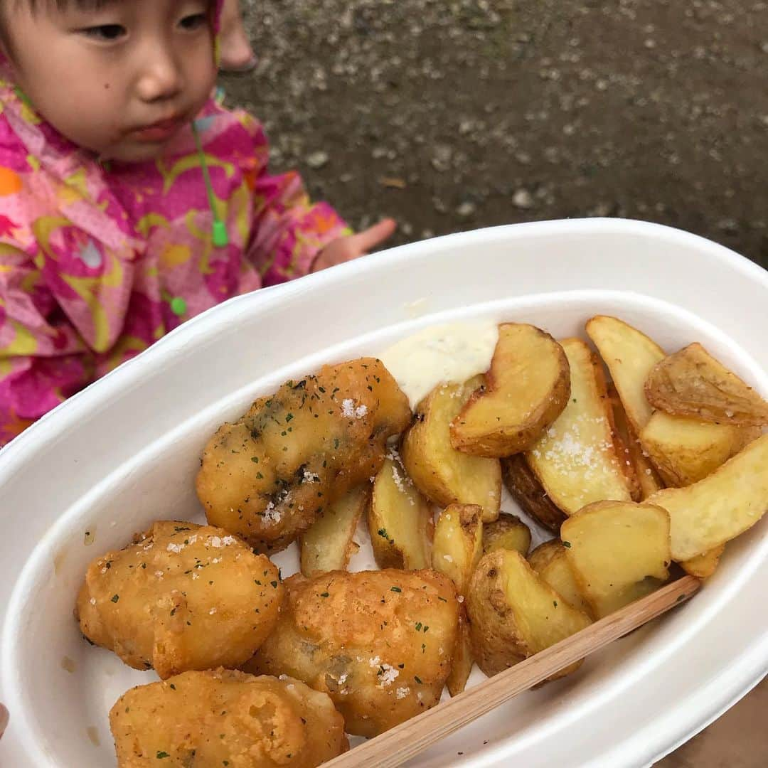 柴犬リリコさんのインスタグラム写真 - (柴犬リリコInstagram)「フェス飯あれこれ【ところ天国編】 苗場開催21年目にして初めて？ちゃんと寄ったところ天国（いつも行列でスルーしてた）は小さなこどもでも食べられるものが沢山あって良かった！👍🏻🍔🍝 #牛すじ丼 #ナポリタン #fishandchips  #天国バーガー #森のハイジカレー #キューバサンド #フェス飯  #フェスごはん #ところ天国 #こどもフジロック  #我が家のこどもフジロック #fujirock  #fujirockpost」7月29日 23時36分 - ke_rock_