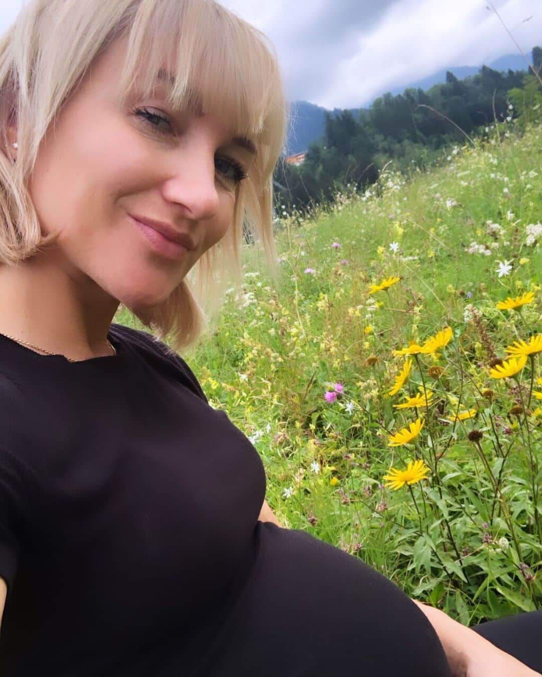 アリオナ・サフチェンコさんのインスタグラム写真 - (アリオナ・サフチェンコInstagram)「The Beautiful Nature ♥️ #30ssw #pregnancy #nature」7月29日 23時37分 - aljonasavchenko