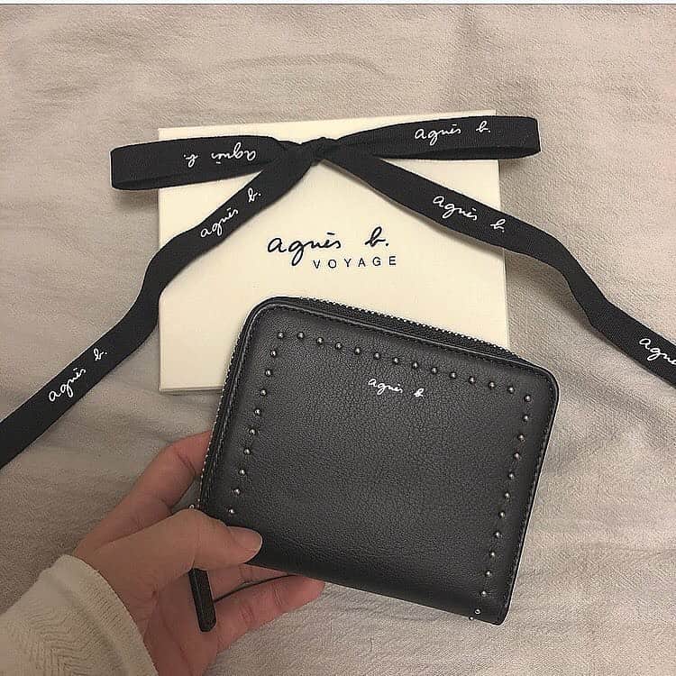 SUCLEさんのインスタグラム写真 - (SUCLEInstagram)「#ミニ財布 やっぱり折り財布のサイズ感がかわいいですよね♡  こちらはagnes b.の折り財布😍 ブラックのシックな雰囲気がかわいい！  小さいカバンでも持ち歩けるのがポイント高め👀  ぜひチェックしてみてください！ . photo by @amiiroha25  Sucle のBASEでも、Sucleのお洋服と、オリジナルの巾着ポーチを販売中なのでぜひチェックをお願いします🌷 ﻿﻿ 詳細はプロフィールのURLかストーリーズのURLからジャンプできるので、ぜひチェックしてみてください！  @sucle_ では紹介する写真を募集中👧🏻﻿﻿ ﻿﻿﻿﻿ ﻿﻿﻿﻿﻿﻿﻿﻿﻿﻿﻿﻿ タグ付けやハッシュタグをつけてくれた投稿からもピックアップした写真をリポストしています！﻿﻿﻿﻿﻿﻿﻿﻿﻿﻿﻿﻿﻿ #sucle をつける か このアカウントをタグ付けして投稿してね📸  #agnesb #アニエスベー #折り財布 #ファッションブランド #財布 #お財布 #プチ財布 #バッグの中身 #購入品  #ハイブランド #ベージュ財布 #置き画くら部 #インスタ映え #シュクレ #おしゃれ #おしゃれさんとつながりたい #フォトジェニック #かわいい #お洒落好きと繋がりたい #置き画倶楽部 #置き画くら部 #写真 #photo #photogenic #おしゃれ好き」7月29日 23時38分 - sucle_
