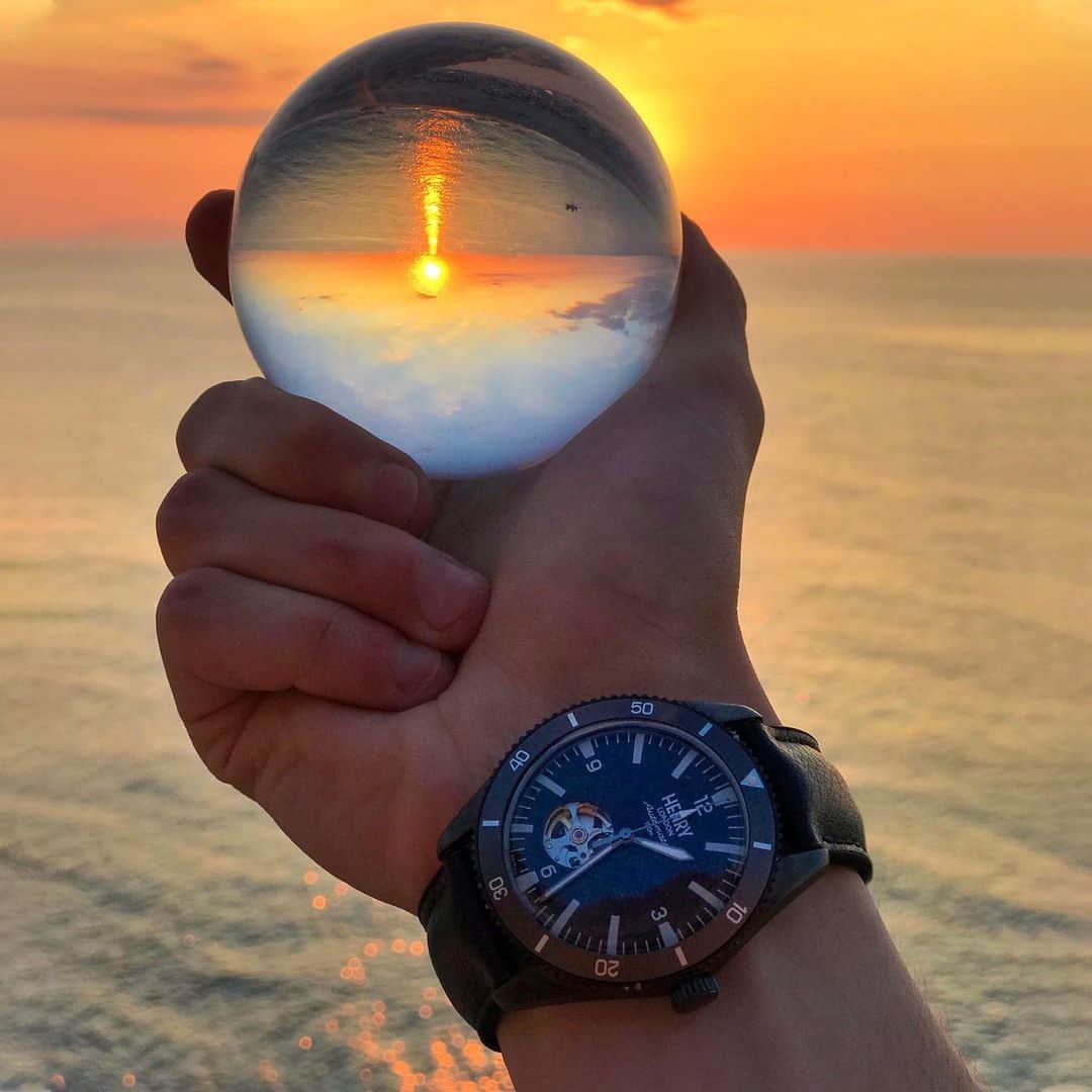 Henry London Official page of Britishさんのインスタグラム写真 - (Henry London Official page of BritishInstagram)「Wondering what the week has in store for you...? A giveaway from Henry London! Pop back tomorrow for details. Stunning sunset captured by @ciccio_salvato . . .  #goldenhour #sunset #beach #automatic #openheart #automaticwatches #instawatch #skeletonwatch #exhibitioncaseback #mechanicalwatch #movement #automaticmovement #mensfashion #luxurywatches #wristwatch #luxurylifestyle #allblackeverything #giftidea #beachlife #sportswatch #crystalball #glassball」7月29日 23時43分 - henrywatches