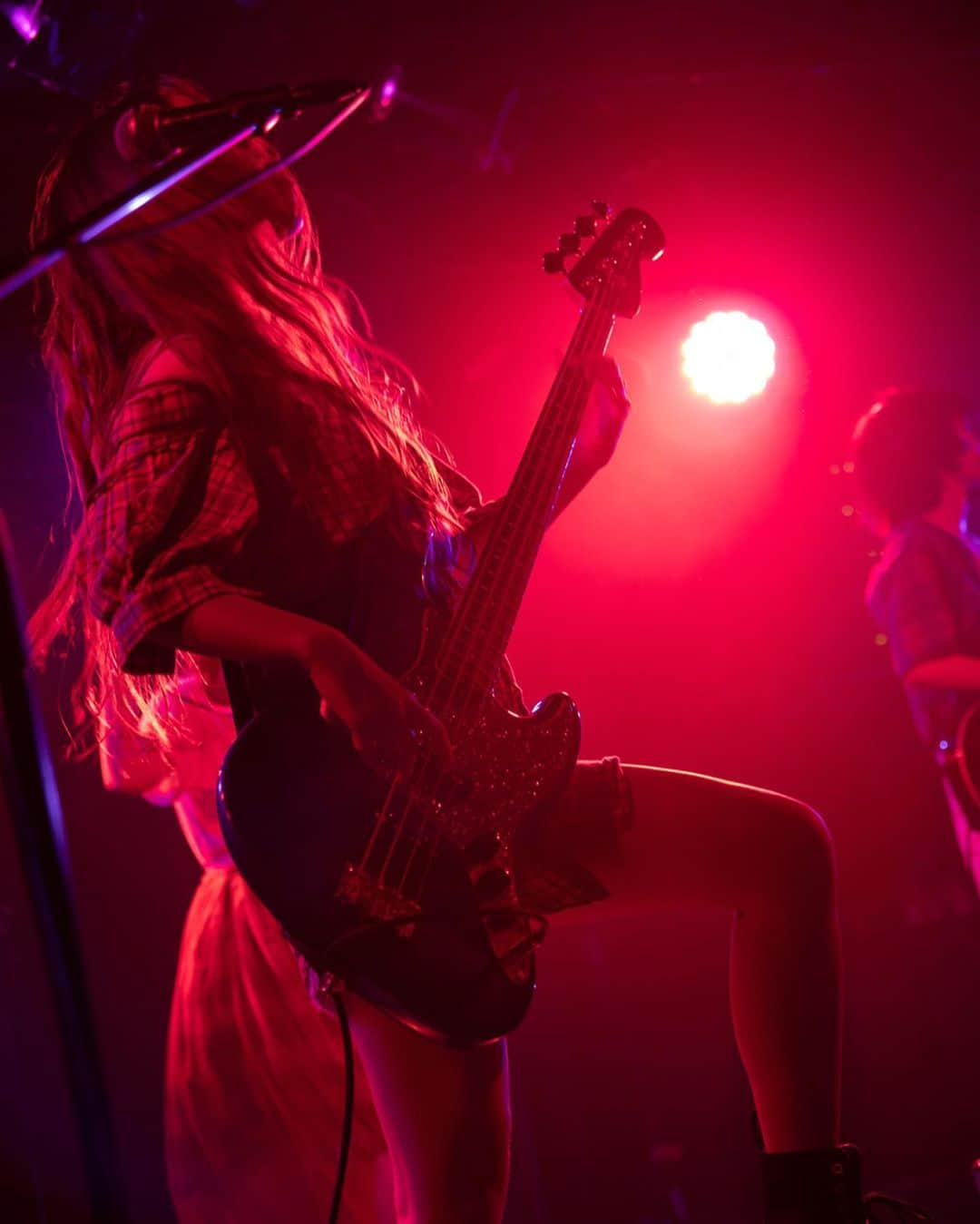 NOHANAのインスタグラム：「ライブ中って顔見えなくなりがち🦸‍♀️ ・ ・ photo by @kohta_photo ・ #CHECKME #ちぇくみ #bass #bassgirl #bassist #ベース女子 #girlsband #live #livephoto #longhair」