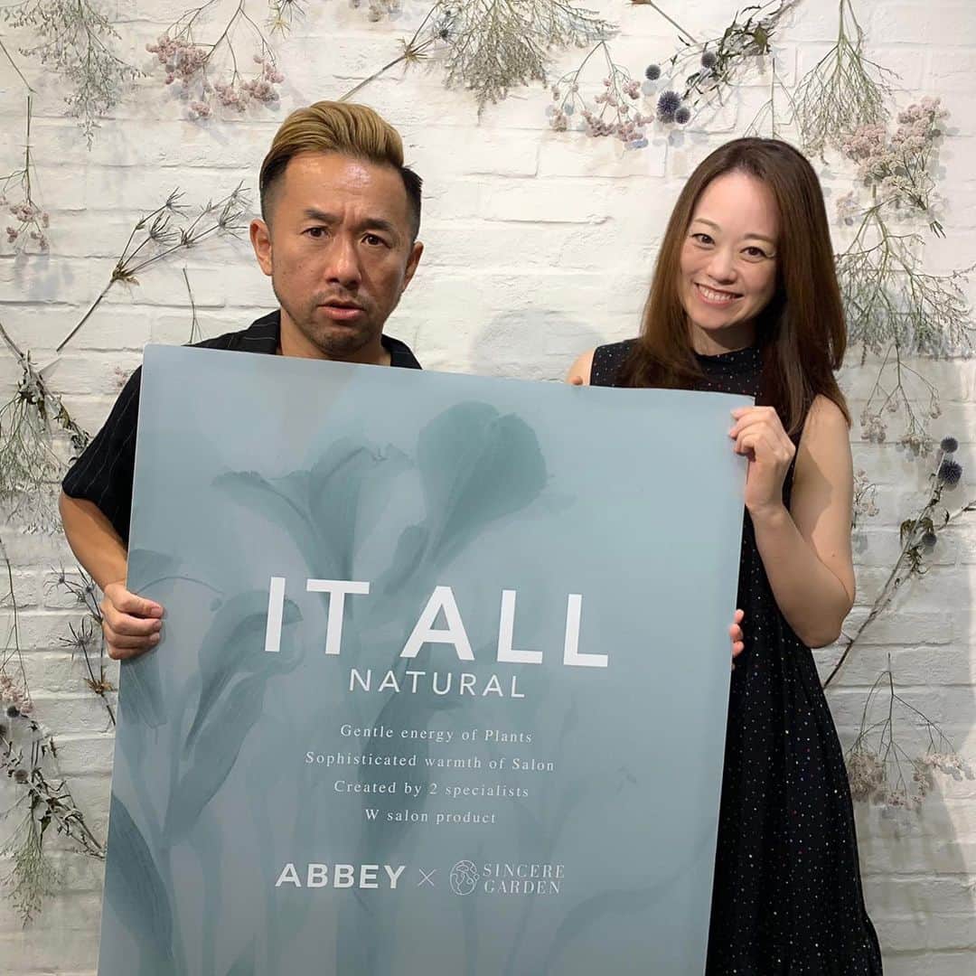 のインスタグラム：「#abbey と @sincere_garden が コラボしてできたブランド IT ALL NATURALから . マルチユースオイルの ライヴリーオイルが発売✨ . この２つのサロンがコラボレートした 新しいナチュラルブランドです💪✨ ． このオイルはスキンケア、 ヘアケアに全身に使えます✨ . なんと、多機能なオイル💛 . . #abbey #sinceregarden #アビー #シンシアガーデン #instabeauty #beauty  #itallnatural」