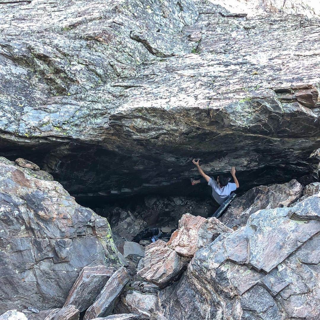 ポール・ロビンソンのインスタグラム：「At the top of upper upper chaos is a lake and a few worthy boulder problems. This one, Omega 3, V12/8A+ is one of them. Lots and lots of hiking 🥾 Great day out climbing with Jeremy B in the high high alpine! #bouldering」