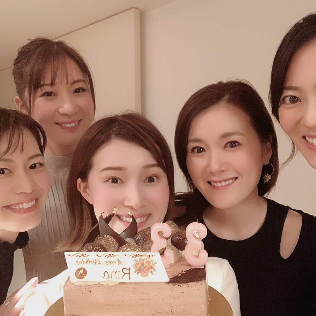 彩星りおんさんのインスタグラム写真 - (彩星りおんInstagram)「本日、33歳になりました〜！﻿ (ケーキでバレバレなやつ) ゾロ目ですー。﻿ ﻿ 昨日ジム帰りにボロボロの姿で帰ると大好きな月組メンバーが…‼︎﻿ いや、もう驚いたの嬉しいのって。﻿ 夫がこっそりみんなと相談してサプライズパーティーを開催してくれました🎂﻿ ﻿ 仲間と家族とお腹を抱えて笑って過ごした最高の誕生日前夜でした。﻿ あんじちゃん、とし、ゆうき、ひでこ、ちゃぴ、そして夫💓﻿ みんな本当にありがとう😭﻿ 幸せ者すぎます。﻿ 心の底から大好きです。﻿ 一生友達でいて下さい。﻿ ﻿ #33歳﻿ #お誕生日会﻿ #生まれ年ワイン🍷﻿ #夫の手料理﻿ ﻿ ﻿」7月30日 0時00分 - rion.ayahoshi