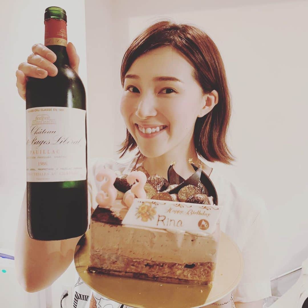 彩星りおんのインスタグラム：「本日、33歳になりました〜！﻿ (ケーキでバレバレなやつ) ゾロ目ですー。﻿ ﻿ 昨日ジム帰りにボロボロの姿で帰ると大好きな月組メンバーが…‼︎﻿ いや、もう驚いたの嬉しいのって。﻿ 夫がこっそりみんなと相談してサプライズパーティーを開催してくれました🎂﻿ ﻿ 仲間と家族とお腹を抱えて笑って過ごした最高の誕生日前夜でした。﻿ あんじちゃん、とし、ゆうき、ひでこ、ちゃぴ、そして夫💓﻿ みんな本当にありがとう😭﻿ 幸せ者すぎます。﻿ 心の底から大好きです。﻿ 一生友達でいて下さい。﻿ ﻿ #33歳﻿ #お誕生日会﻿ #生まれ年ワイン🍷﻿ #夫の手料理﻿ ﻿ ﻿」