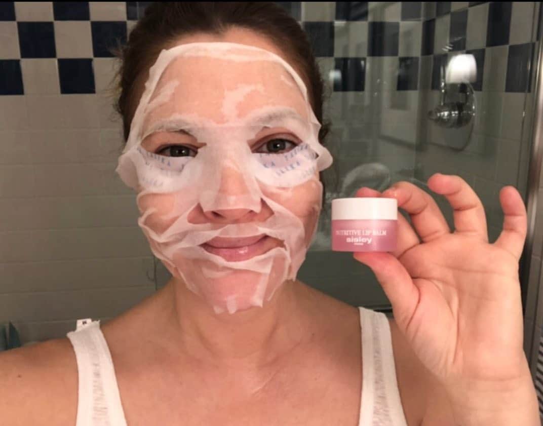 ドリュー・バリモアさんのインスタグラム写真 - (ドリュー・バリモアInstagram)「Monday #beautyjunkie moment before work! Wearing @talika_us eye patch @flowerbeauty face mask and @sisleyparisusa lip balm」7月30日 0時00分 - drewbarrymore