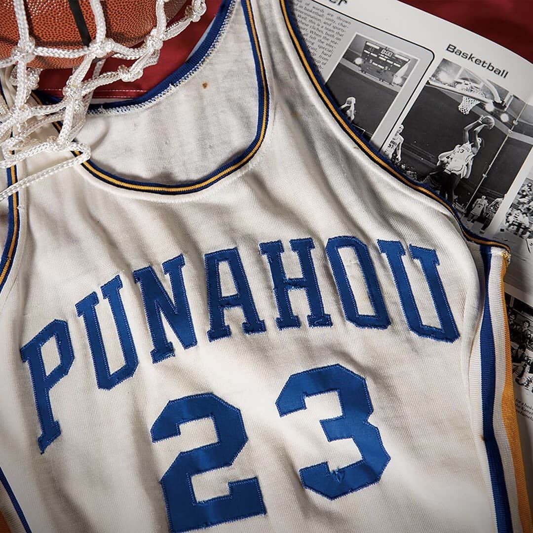HYPEBEASTさんのインスタグラム写真 - (HYPEBEASTInstagram)「@hypebeastsports: @barackobama's high school basketball jersey has gone to auction for an estimated $100,000 USD. The Punahou High School jersey was worn from 1978-79 when the ex-POTUS was 18 years old. Hit the link in bio to read more and make your bid.⁠⠀ Photo: @HeritageAuctions」7月30日 0時01分 - hypebeast