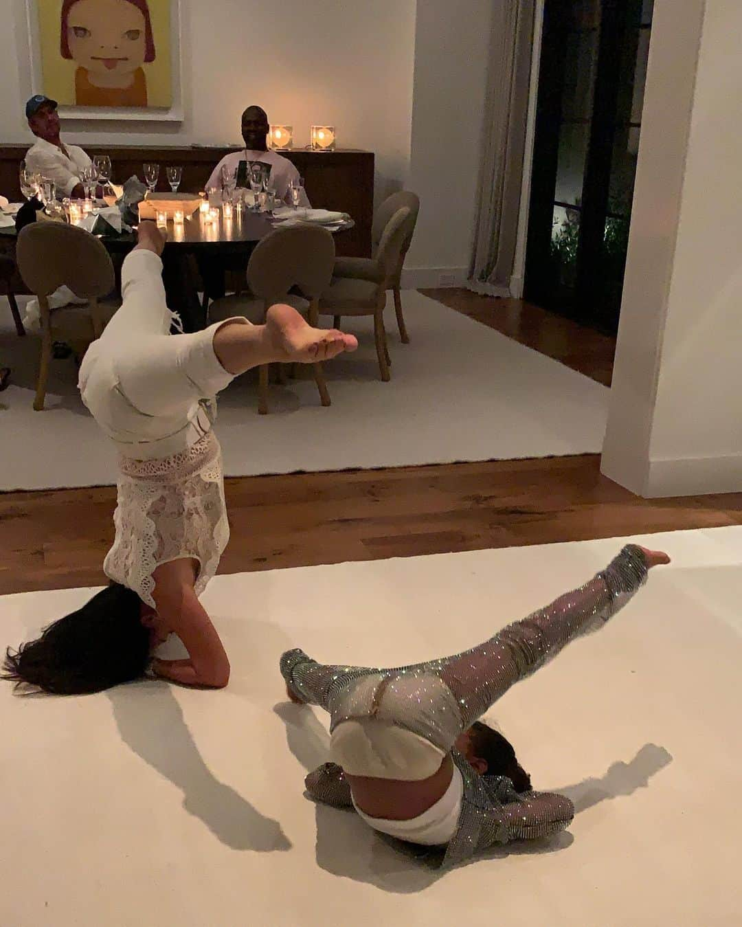 クリス・ジェンナーさんのインスタグラム写真 - (クリス・ジェンナーInstagram)「That moment over the weekend when @kylerichards18 decides to teach #northwest her contortionist moves in the middle of dinner ....they are VERY flexible LOL #family」7月30日 0時03分 - krisjenner