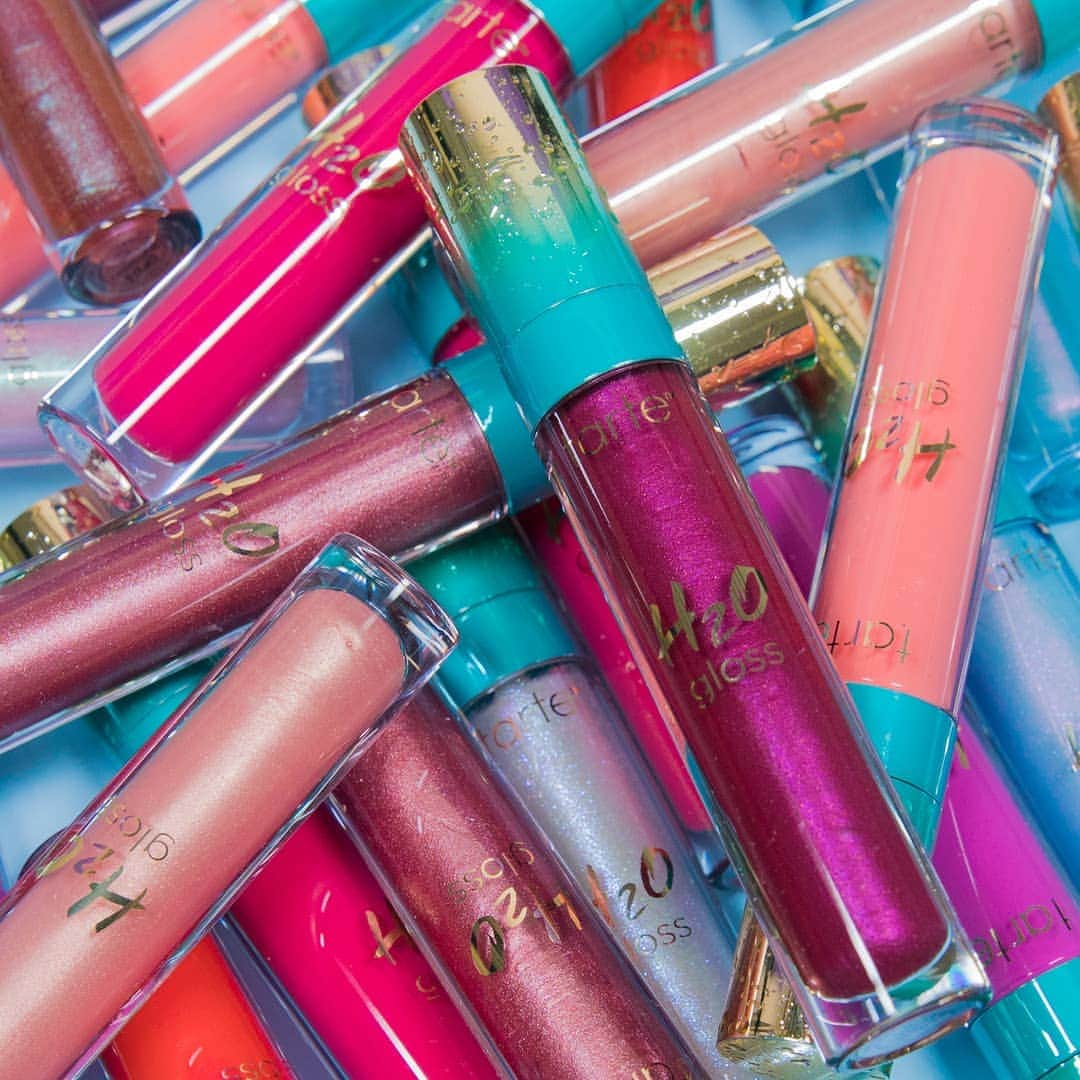 Tarte Cosmeticsさんのインスタグラム写真 - (Tarte CosmeticsInstagram)「Frost those lips with shine & color for summer with our water-based SEA H2O glosses! 💋  These babies are packed with ocean-sourced nutrients to help smooth the appearance of fine lines! SHOP all 21 shades NOW on tarte.com & @Sephora! #NationalLipstickDay #crueltyfree #naturalartistry #tartesea #H2Ocolors #seathechange #marinepowered」7月30日 0時03分 - tartecosmetics