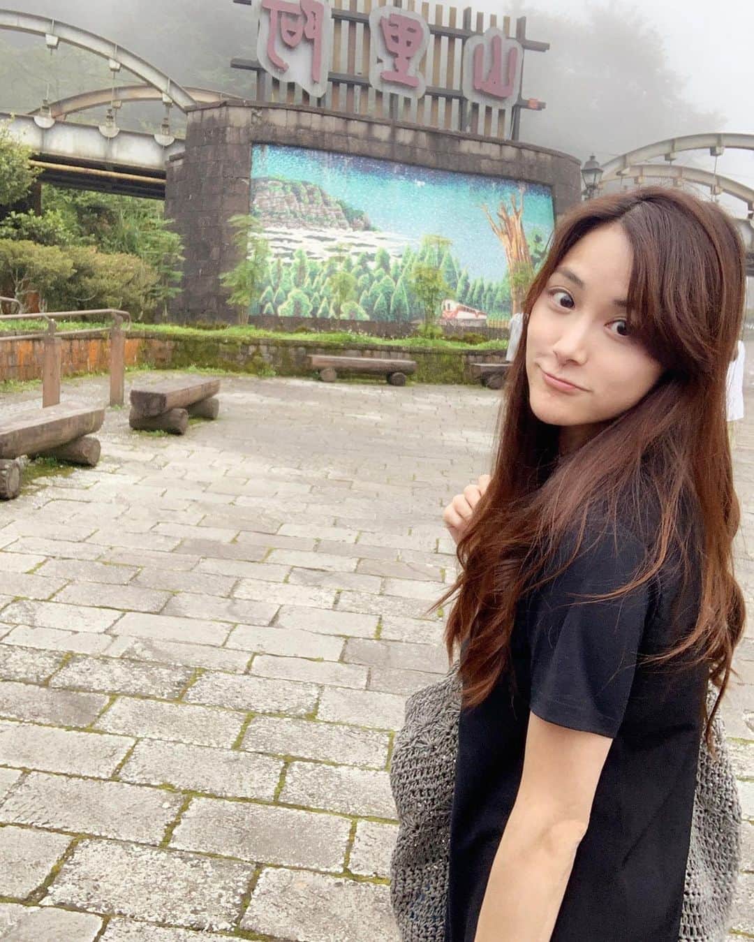 Liga Chiangのインスタグラム：「大概是5歲時去過阿里山 長大後再也沒去過 山上中午溫度15度 其實有點冷 但和姐妹們一起旅行 所以溫暖相伴  幾乎等於沒有  好等於不夠好 有時候我真的是搞不太清楚狀況 或是最後一個才知道 但有一個彼此信任對方像家人一樣的團隊 是一件非常重要的事 接下來的日子我會繼續加油💪  #alishanmountain  #ligachiang #江恆亘 #已經開始不能用美肌app了 #要相信自己」