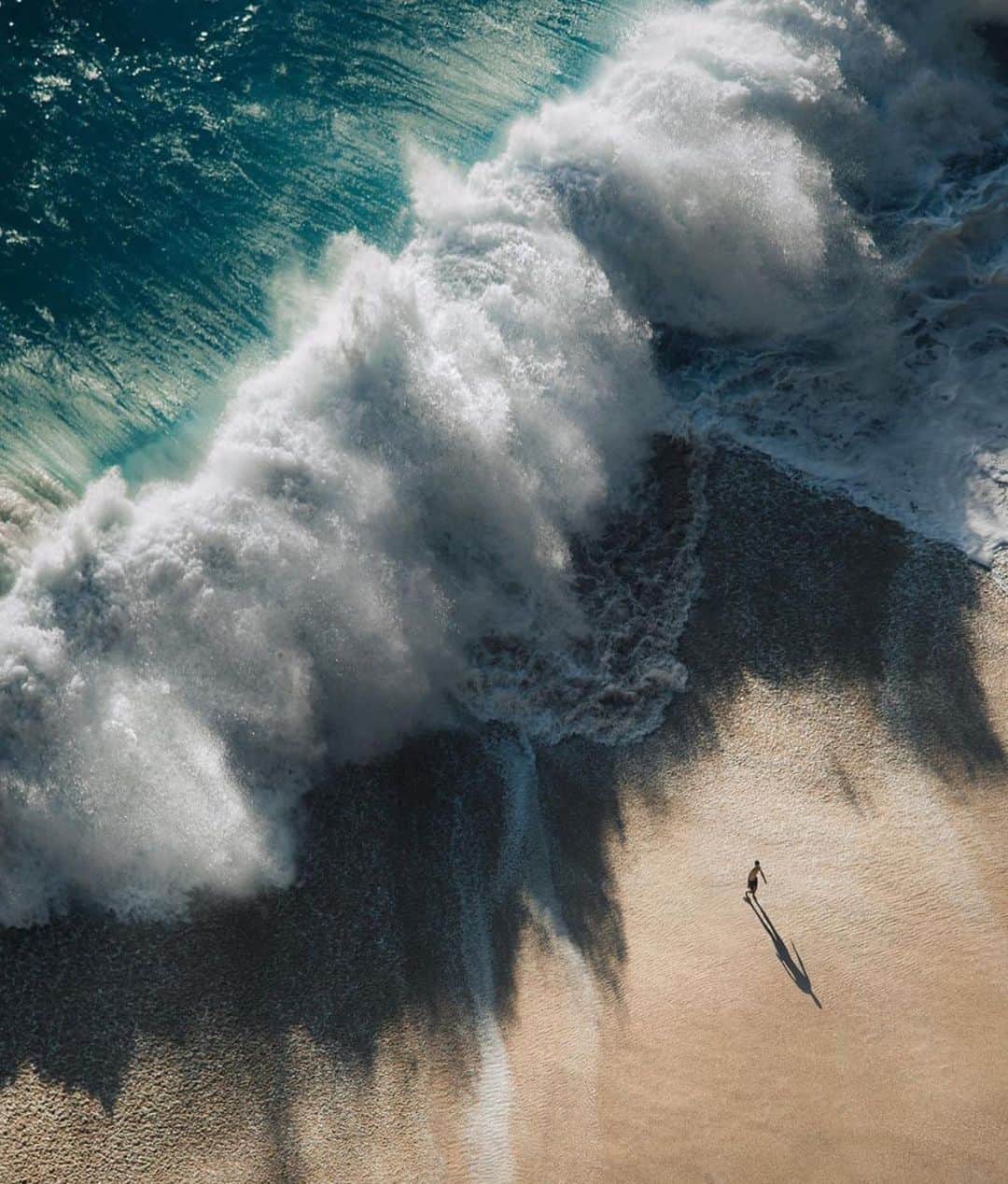 Canon Photographyさんのインスタグラム写真 - (Canon PhotographyInstagram)「Huge waves in Nusa Penida, Bali. Photography | @jordhammond  #bali #waves」7月30日 0時06分 - cpcollectives