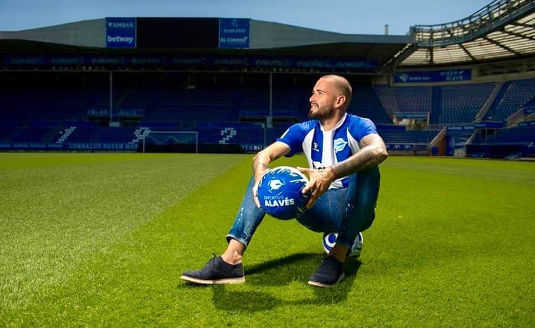 アレイクス・ビダルさんのインスタグラム写真 - (アレイクス・ビダルInstagram)「Siempre hay un nuevo reto para mantenerte motivado. Gracias @deportivoalaves 💪🔵⚪️」7月30日 0時08分 - av22oficial