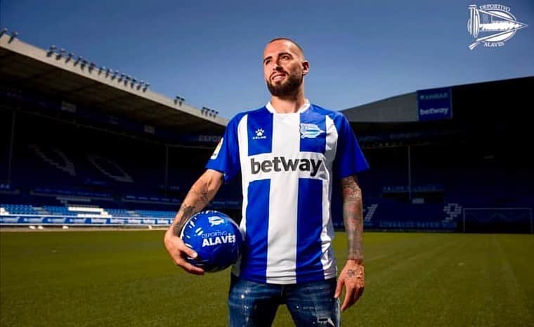 アレイクス・ビダルのインスタグラム：「Siempre hay un nuevo reto para mantenerte motivado. Gracias @deportivoalaves 💪🔵⚪️」