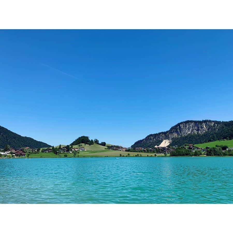 早坂香須子さんのインスタグラム写真 - (早坂香須子Instagram)「予想外の猛暑が続くドイツ。 大ちゃんによるトレッキングの予定を変更して、ホテルから車で20分ほどの距離にあるオーストリアのThiersee 湖へ。  雪解けの湧き水による湖に飛び込んだ！冷たい水を泳いでいると、気持良く浄化されていく。  表千家を学んでる雅乃ちゃんが湖畔で野点をしたり、みんな思い思いに日焼けしたり木陰で過ごしたり、良い思い出。  それにしても、EU圏内ってさらりと国境越えられるよね。  #この日も#MYLAN #溺れてはない #淡水好き#香須子旅」7月30日 0時13分 - kazukovalentine