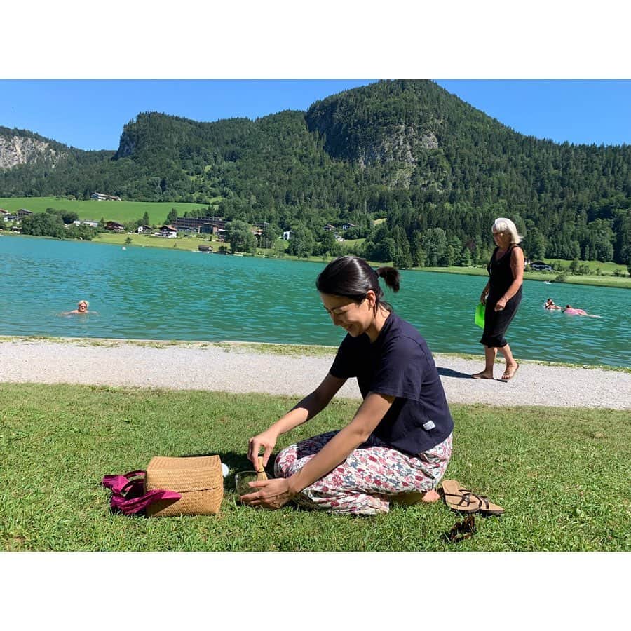 早坂香須子さんのインスタグラム写真 - (早坂香須子Instagram)「予想外の猛暑が続くドイツ。 大ちゃんによるトレッキングの予定を変更して、ホテルから車で20分ほどの距離にあるオーストリアのThiersee 湖へ。  雪解けの湧き水による湖に飛び込んだ！冷たい水を泳いでいると、気持良く浄化されていく。  表千家を学んでる雅乃ちゃんが湖畔で野点をしたり、みんな思い思いに日焼けしたり木陰で過ごしたり、良い思い出。  それにしても、EU圏内ってさらりと国境越えられるよね。  #この日も#MYLAN #溺れてはない #淡水好き#香須子旅」7月30日 0時13分 - kazukovalentine