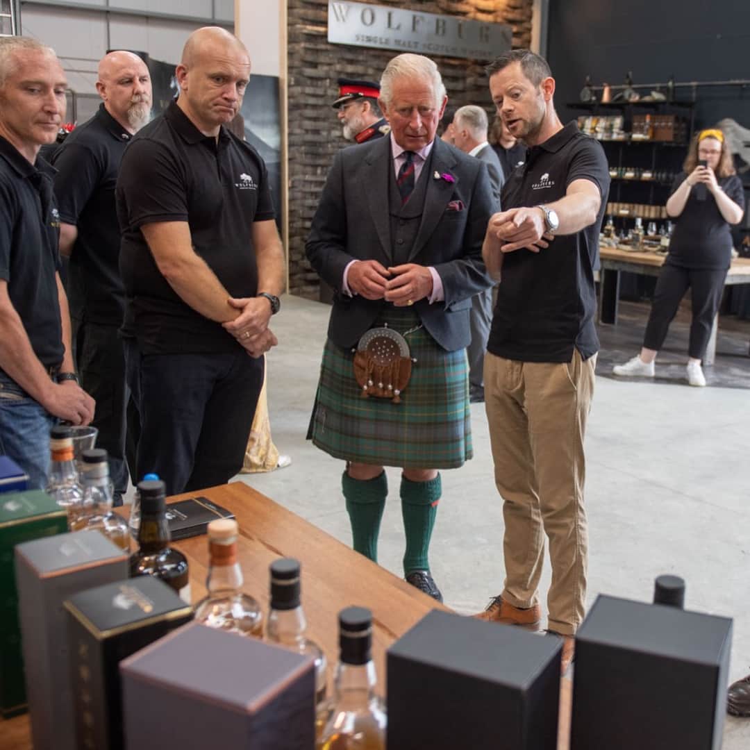 ロイヤル・ファミリーさんのインスタグラム写真 - (ロイヤル・ファミリーInstagram)「Today, The Duke of Rothesay (as The Prince of Wales is known when is Scotland) was in Caithness.  He toured @wolfburn_whisky, the most northerly whisky distillery on the Scottish mainland, originally opened in 1821. Master distiller Iain Kerr, who has over 20 years’ experience, explained to HRH how the craftsmen at the distillery use traditional methods to produce fine spirit.  His Royal Highness also opened Scotland’s largest wind farm - Beatrice Offshore Windfarm, whee he met staff and local residents at the Operations and Maintenance Base.  The wind farm’s 84 turbines will generate enough energy to power 450,000 homes and is Scotland’s single largest source of renewable energy.」7月30日 0時23分 - theroyalfamily