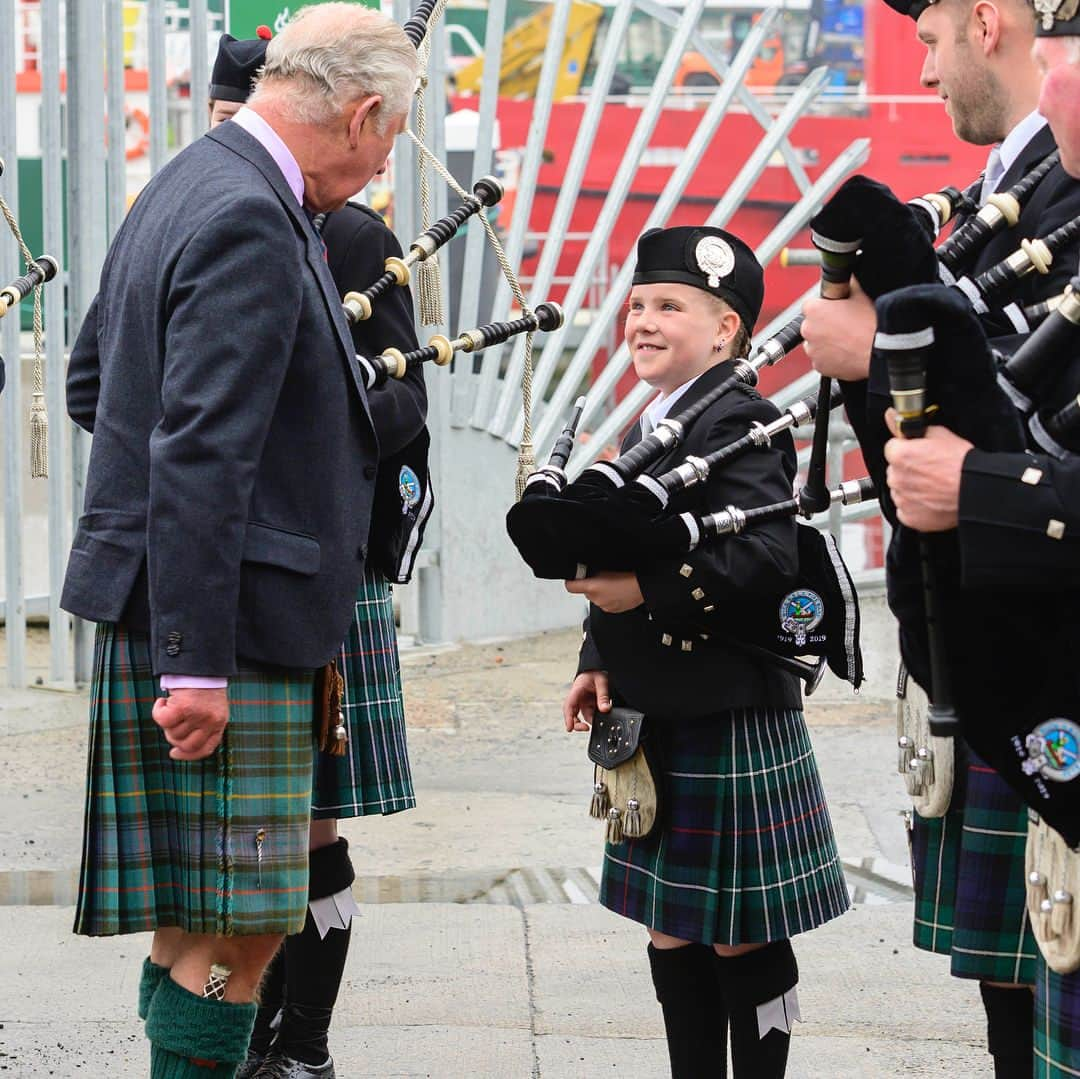 ロイヤル・ファミリーさんのインスタグラム写真 - (ロイヤル・ファミリーInstagram)「Today, The Duke of Rothesay (as The Prince of Wales is known when is Scotland) was in Caithness.  He toured @wolfburn_whisky, the most northerly whisky distillery on the Scottish mainland, originally opened in 1821. Master distiller Iain Kerr, who has over 20 years’ experience, explained to HRH how the craftsmen at the distillery use traditional methods to produce fine spirit.  His Royal Highness also opened Scotland’s largest wind farm - Beatrice Offshore Windfarm, whee he met staff and local residents at the Operations and Maintenance Base.  The wind farm’s 84 turbines will generate enough energy to power 450,000 homes and is Scotland’s single largest source of renewable energy.」7月30日 0時23分 - theroyalfamily