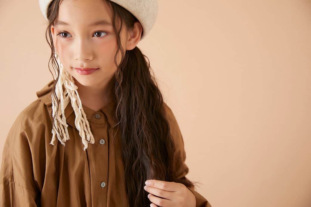 上妻美咲のインスタグラム：「#misaki #ベージュ #ブラウン .  #美咲 #11歳 #モデル #キッズモデル #子供 #女の子 #熊本 #夢は女優 #ロイヤルスタジオ #ロイヤルスタジオアール #二分の一成人式 #撮影 .  #kids #kidsmodel #beauty #cute #model #like4like #kumamoto #girl #fashion #coordinate #dress #cool #royalstudio #royalstudior」