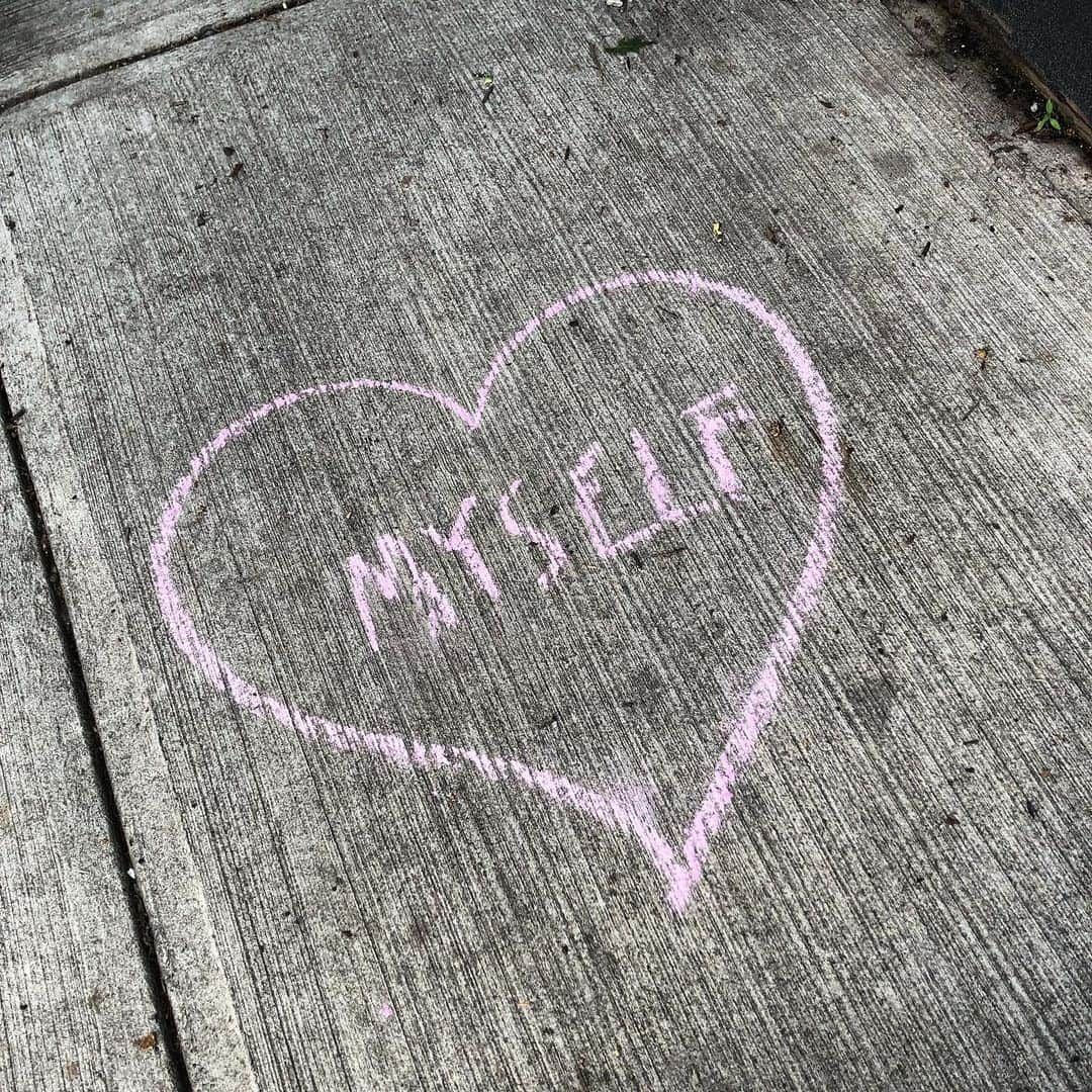 ミーナ・スヴァーリさんのインスタグラム写真 - (ミーナ・スヴァーリInstagram)「#MondayMotivation in #StreetArt scenes. 🥰」7月30日 0時22分 - menasuvari