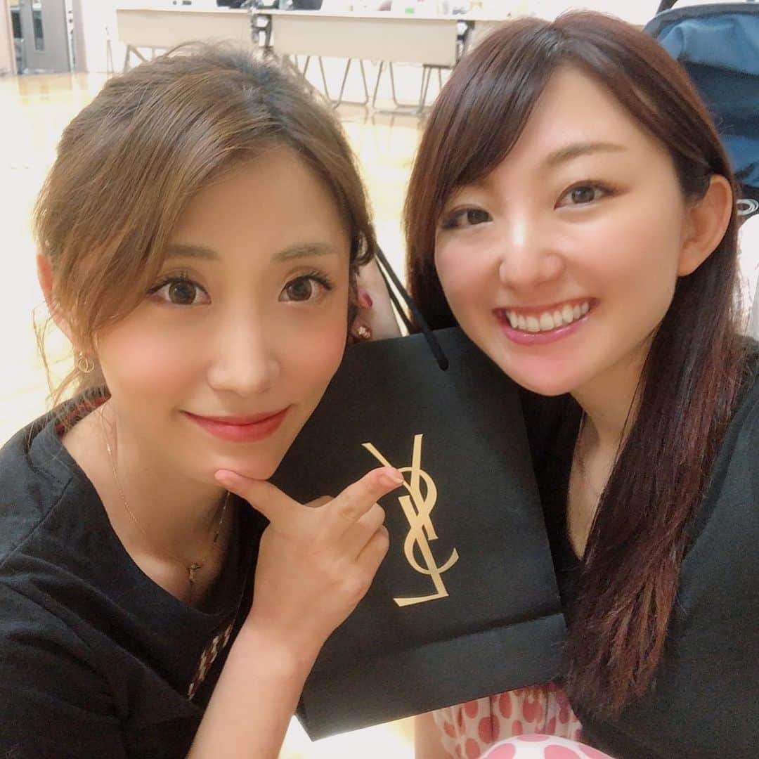 のインスタグラム：「SDNの相方、せあら(@seara_chance )に誕生日プレゼントもらった😌💗💗﻿ イブサンローランのコスメ全然持ってなかったから嬉しい！！﻿ 大人っぽいデザインで、YSLの口紅は発色よくて昔から大好きだし﻿ アイシャドウは初めて使うからたのしみ😍﻿ 親友でありで戦友であり、、いつも気にかけてくれて守ってくれて﻿ 性格全然違う、むしろ真逆かも知れない(笑)けどもう7年とかの仲かな？😌﻿ 女性の強さがあっていつも活き活きしてて人情深くて面白いせあらが大好き💗﻿ 8月1日の公演でもらったコスメ使おっと(〃ω〃)✨ありがとう✨﻿ ﻿ ﻿ ﻿ #コスメ﻿ #イブサンローラン﻿ #YSL﻿ #誕生日プレゼント  #イブサンローランリップ  #イブサンローランコスメ  #いぶさんろーらん💄  #口紅 #リップ  #yvessaintlaurent  #yvessaintlaurentmakeup  #sdn48  #present」