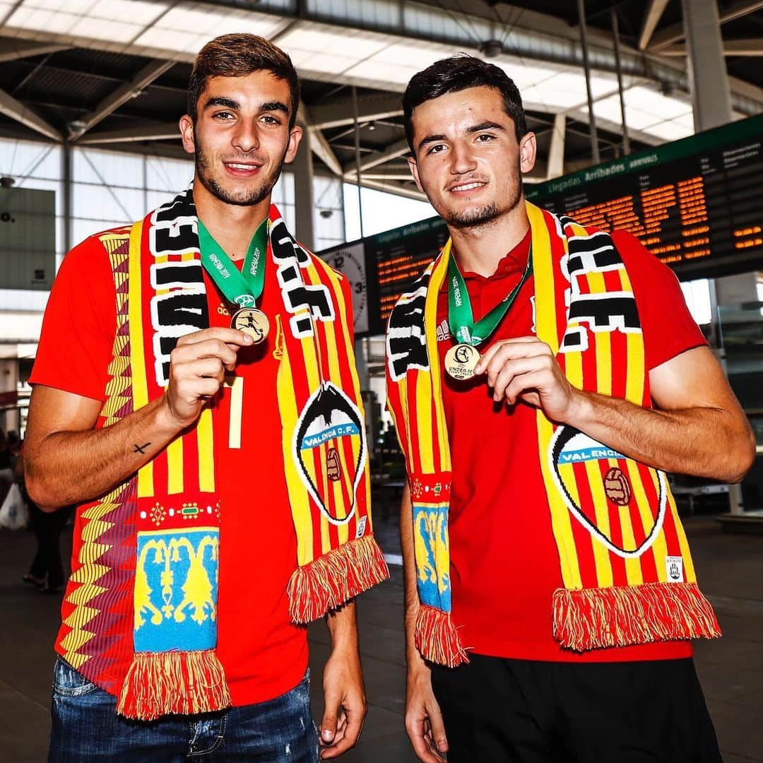 バレンシアCFさんのインスタグラム写真 - (バレンシアCFInstagram)「🥇🇪🇸 Our champions are 🔙 in Valencia . @ferrantorres7 y @hugoguillamon3, dos futbolistas ‘made in’ Academia VCF que brillan con la @sefutbol Sub-19 . 🦇 Los dos valencianistas han tenido un papel clave en la consecución del Europeo Sub’19, ahora ya piensan en seguir ayudando al @valenciacf . #U19EURO #ValenciaCF #AmuntValencia #OneFamilyVCF」7月30日 0時31分 - valenciacf